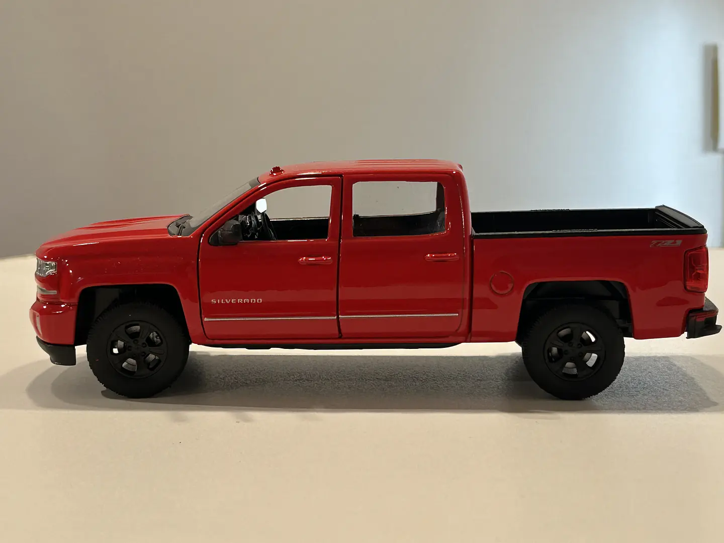 Welly Chevrolet Silverado 2017 1:29 blanco – Pick-up full-size icónica para coleccionistas en Chile | Ruta Nostalgia 18