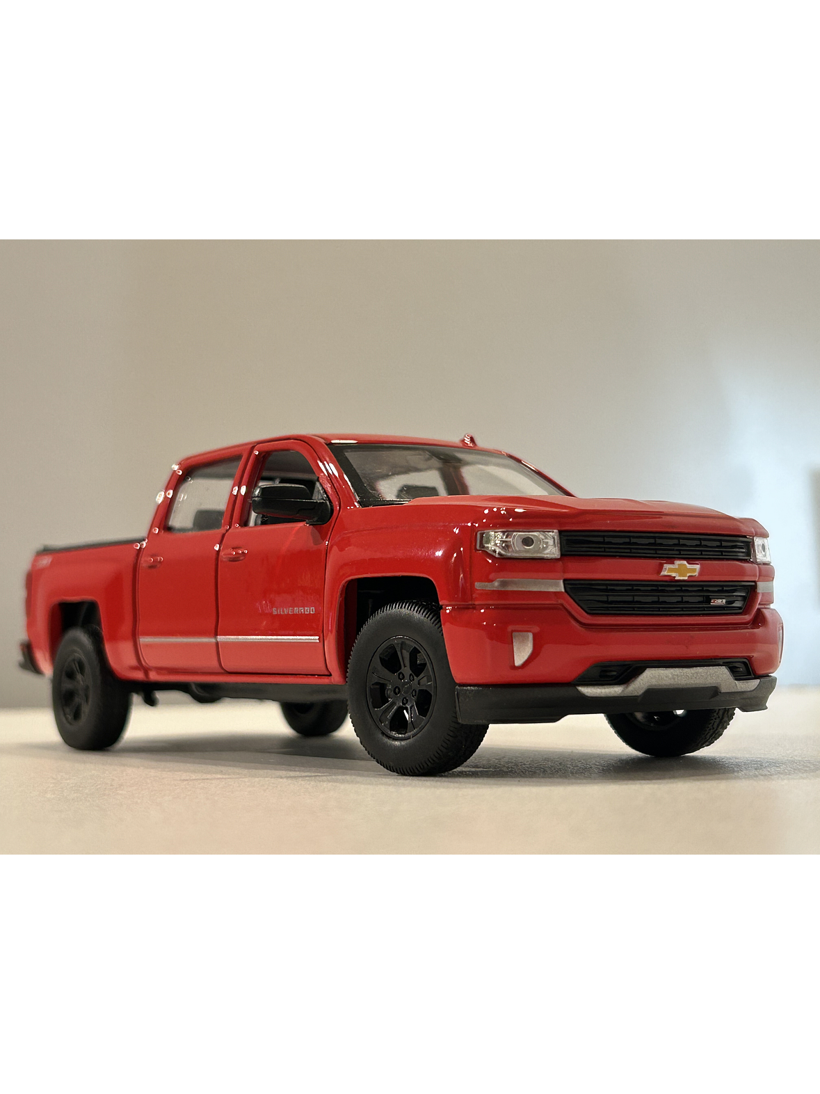 Welly Chevrolet Silverado 2017 1:29 blanco – Pick-up full-size icónica para coleccionistas en Chile | Ruta Nostalgia 19