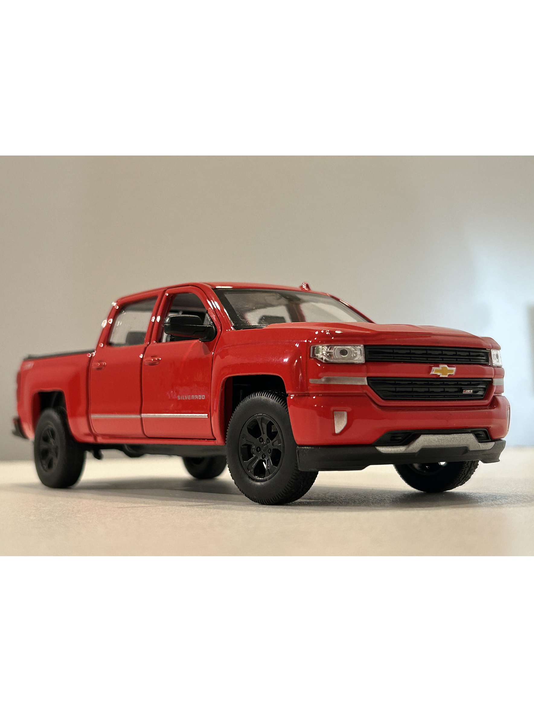 Welly Chevrolet Silverado 2017 1:29 blanco – Pick-up full-size icónica para coleccionistas en Chile | Ruta Nostalgia 19