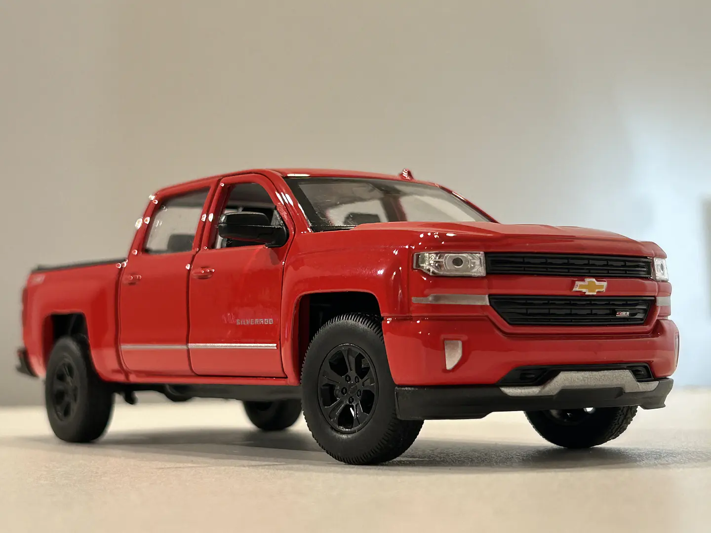 Welly Chevrolet Silverado 2017 1:29 blanco – Pick-up full-size icónica para coleccionistas en Chile | Ruta Nostalgia 19