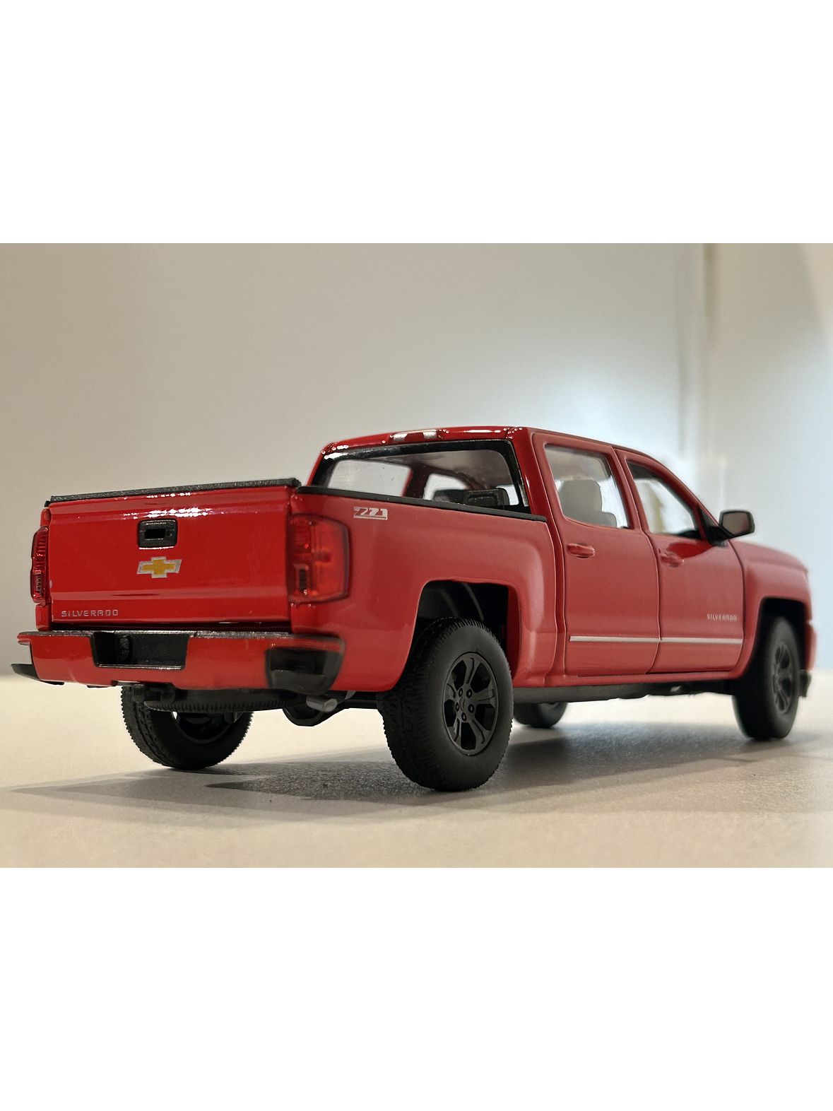 Welly Chevrolet Silverado 2017 1:29 blanco – Pick-up full-size icónica para coleccionistas en Chile | Ruta Nostalgia 15