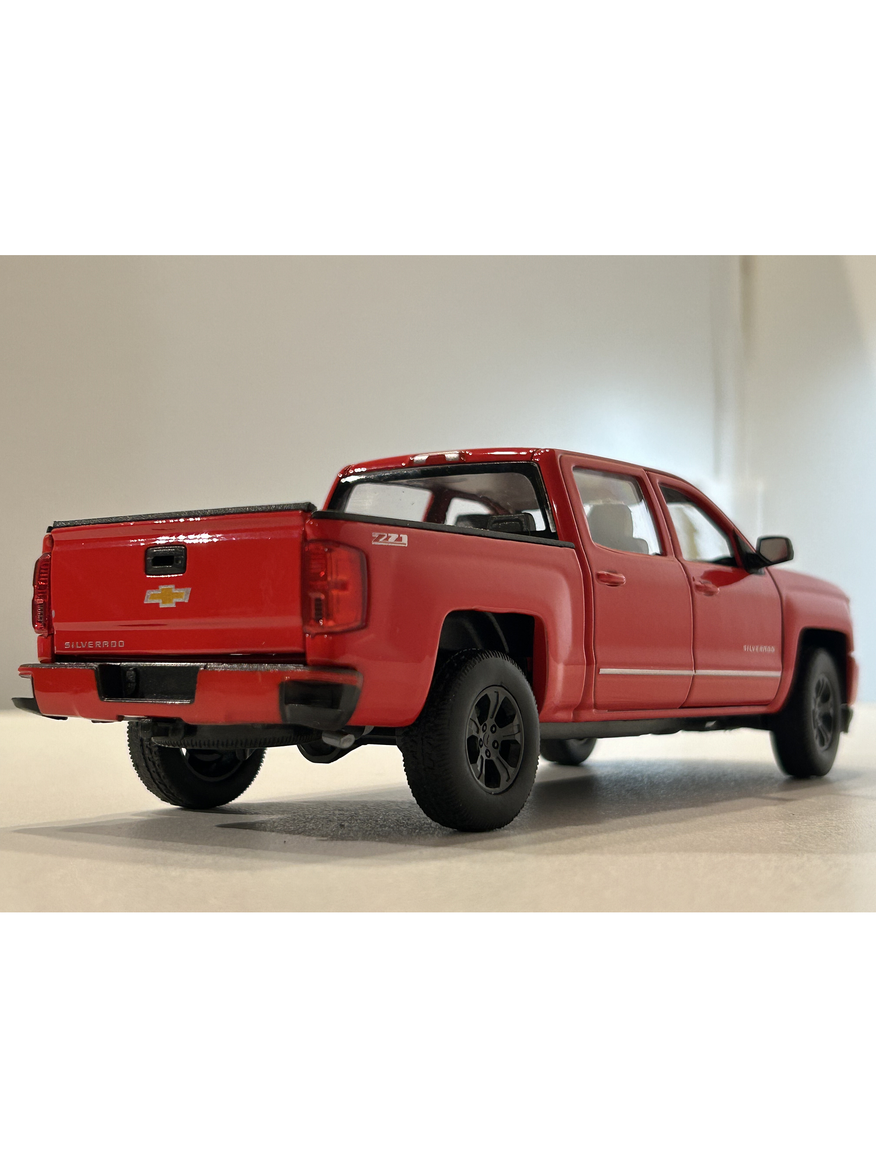 Welly Chevrolet Silverado 2017 1:29 blanco – Pick-up full-size icónica para coleccionistas en Chile | Ruta Nostalgia 15