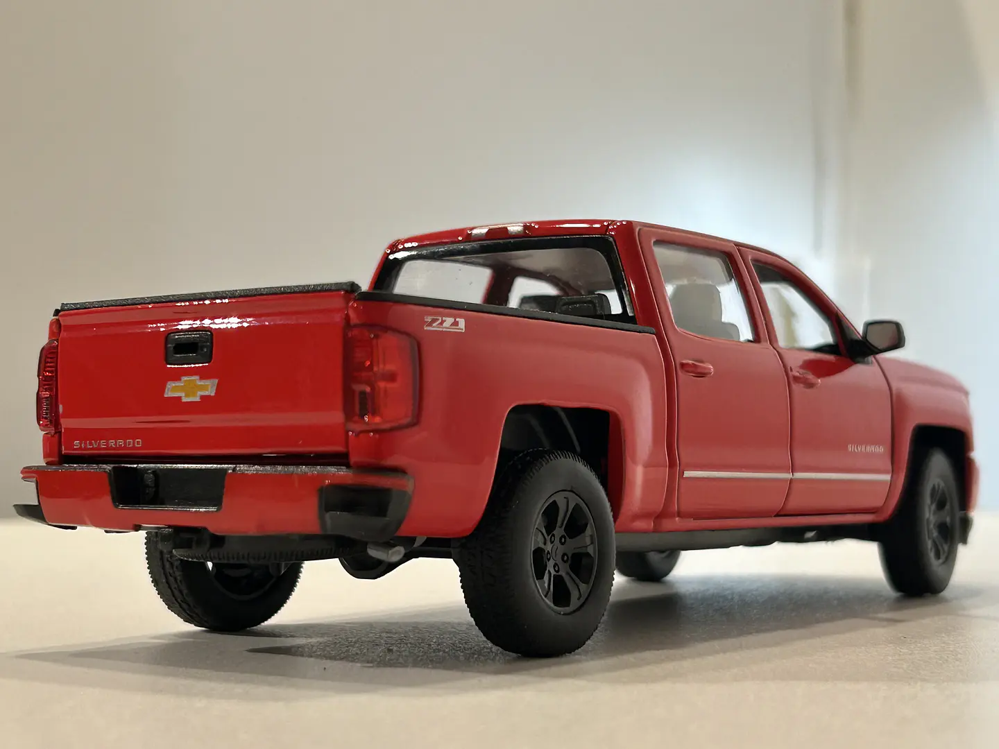 Welly Chevrolet Silverado 2017 1:29 blanco – Pick-up full-size icónica para coleccionistas en Chile | Ruta Nostalgia 15