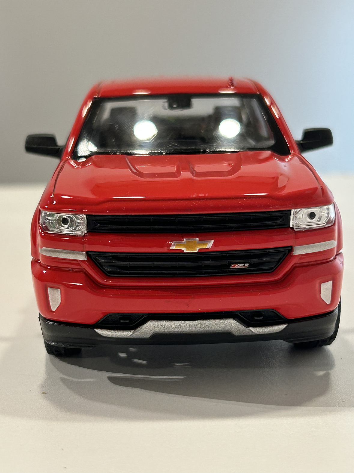 Welly Chevrolet Silverado 2017 1:29 blanco – Pick-up full-size icónica para coleccionistas en Chile | Ruta Nostalgia 12