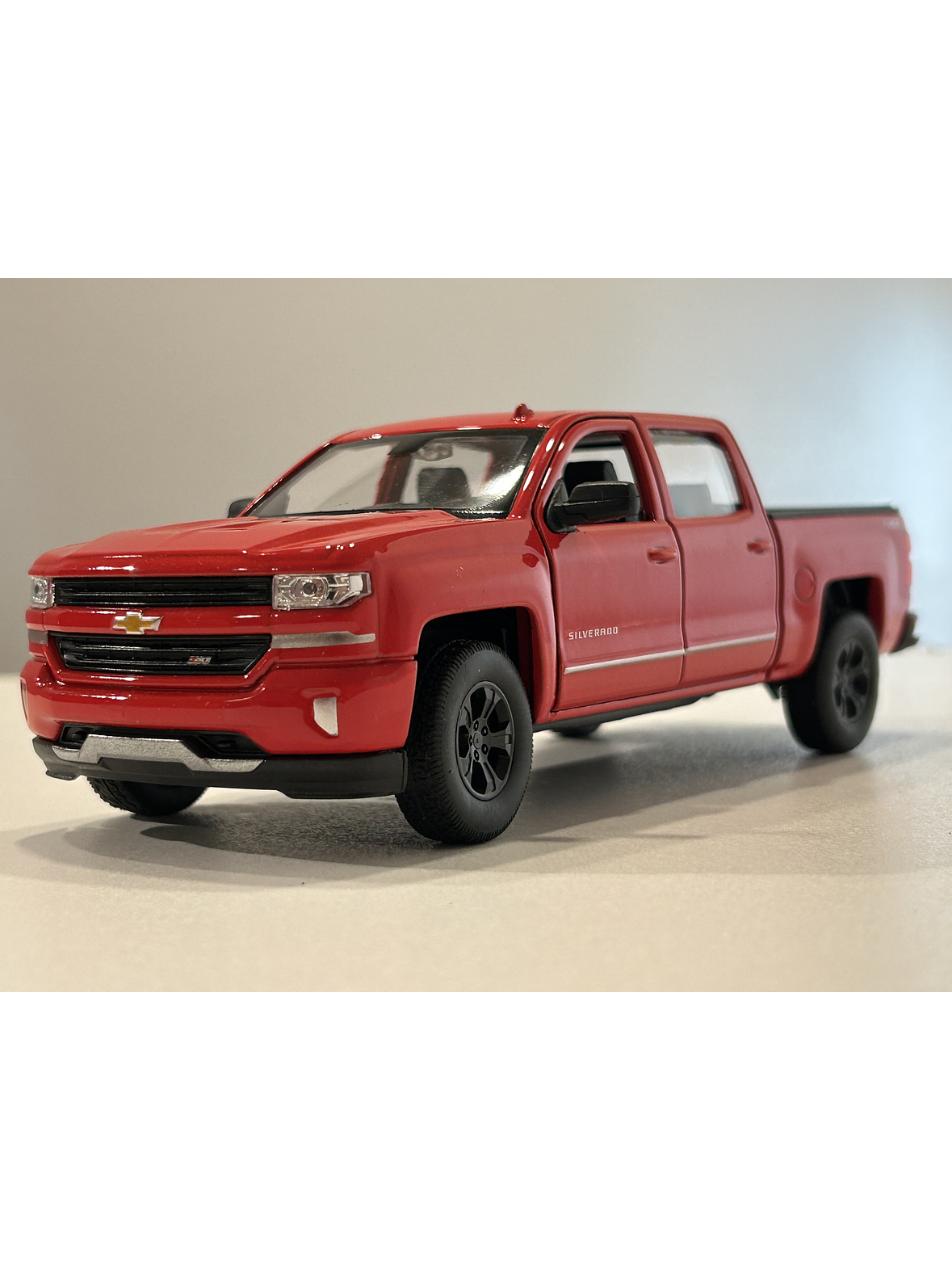 Welly Chevrolet Silverado 2017 1:29 blanco – Pick-up full-size icónica para coleccionistas en Chile | Ruta Nostalgia 11