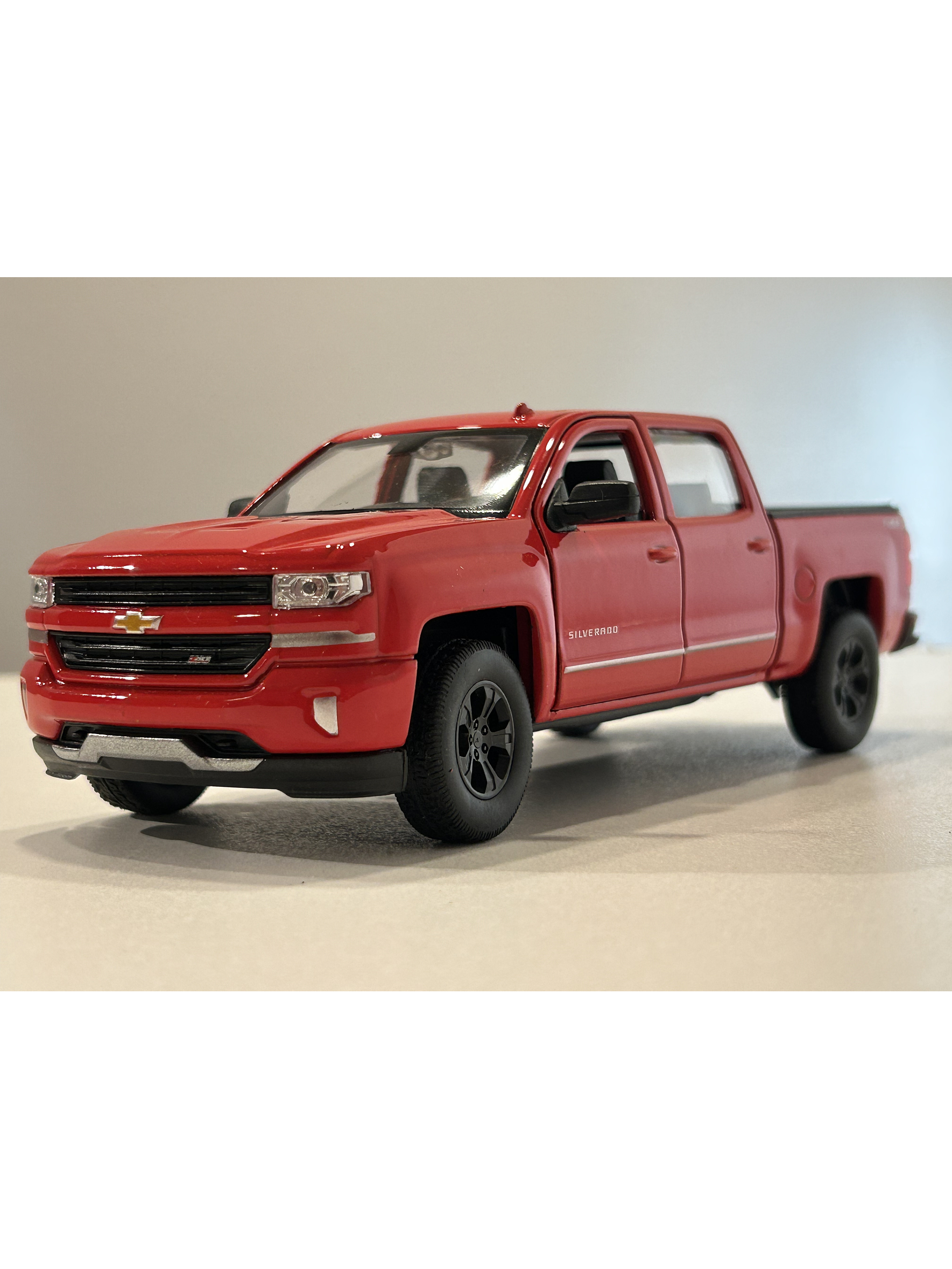 Welly Chevrolet Silverado 2017 1:29 blanco – Pick-up full-size icónica para coleccionistas en Chile | Ruta Nostalgia 11