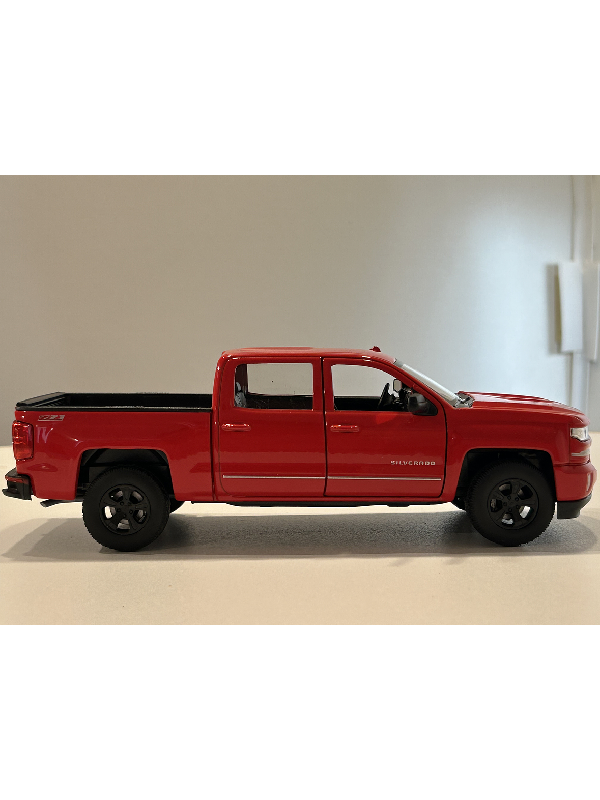 Welly Chevrolet Silverado 2017 1:29 blanco – Pick-up full-size icónica para coleccionistas en Chile | Ruta Nostalgia 14