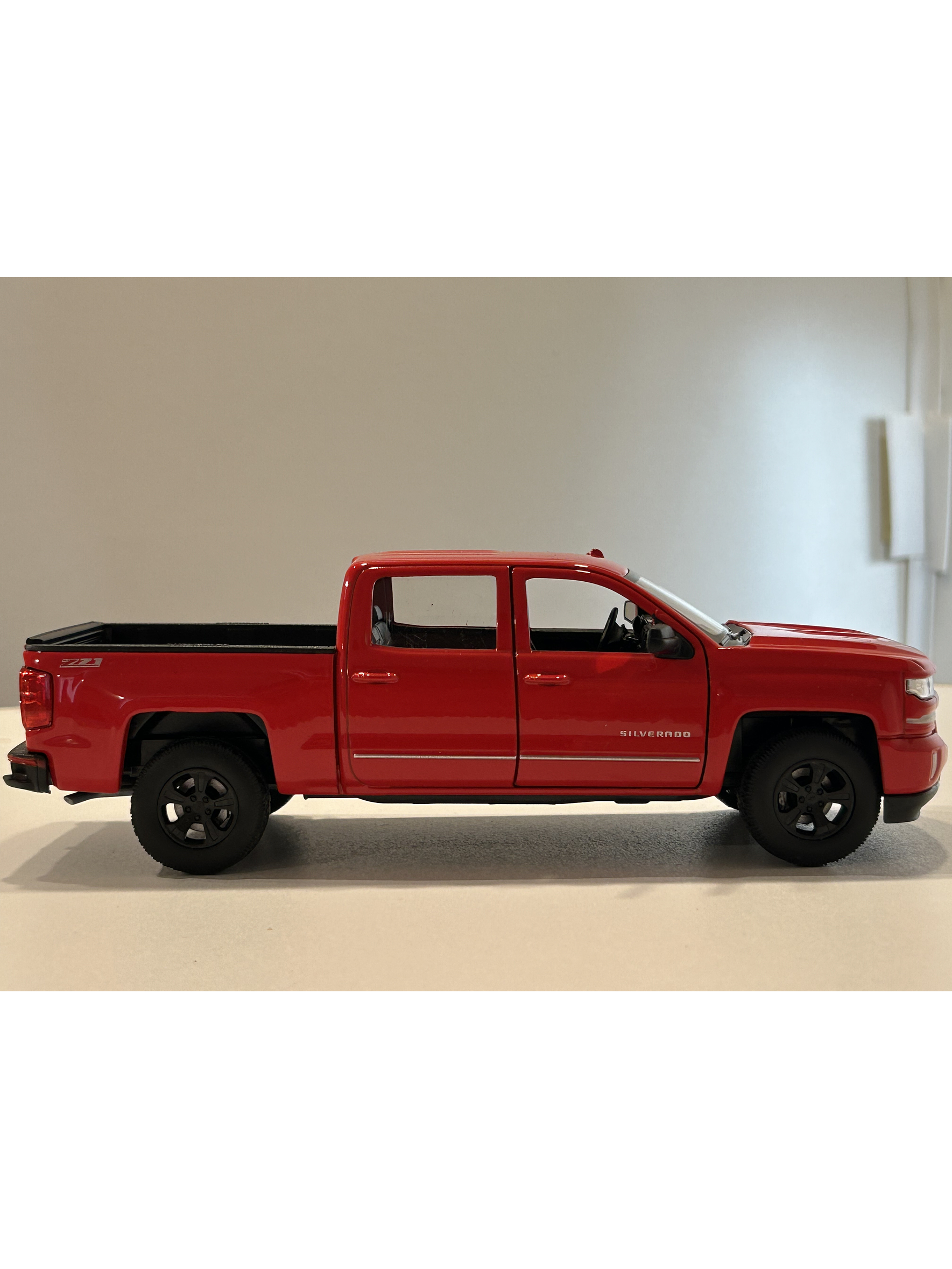 Welly Chevrolet Silverado 2017 1:29 blanco – Pick-up full-size icónica para coleccionistas en Chile | Ruta Nostalgia 14