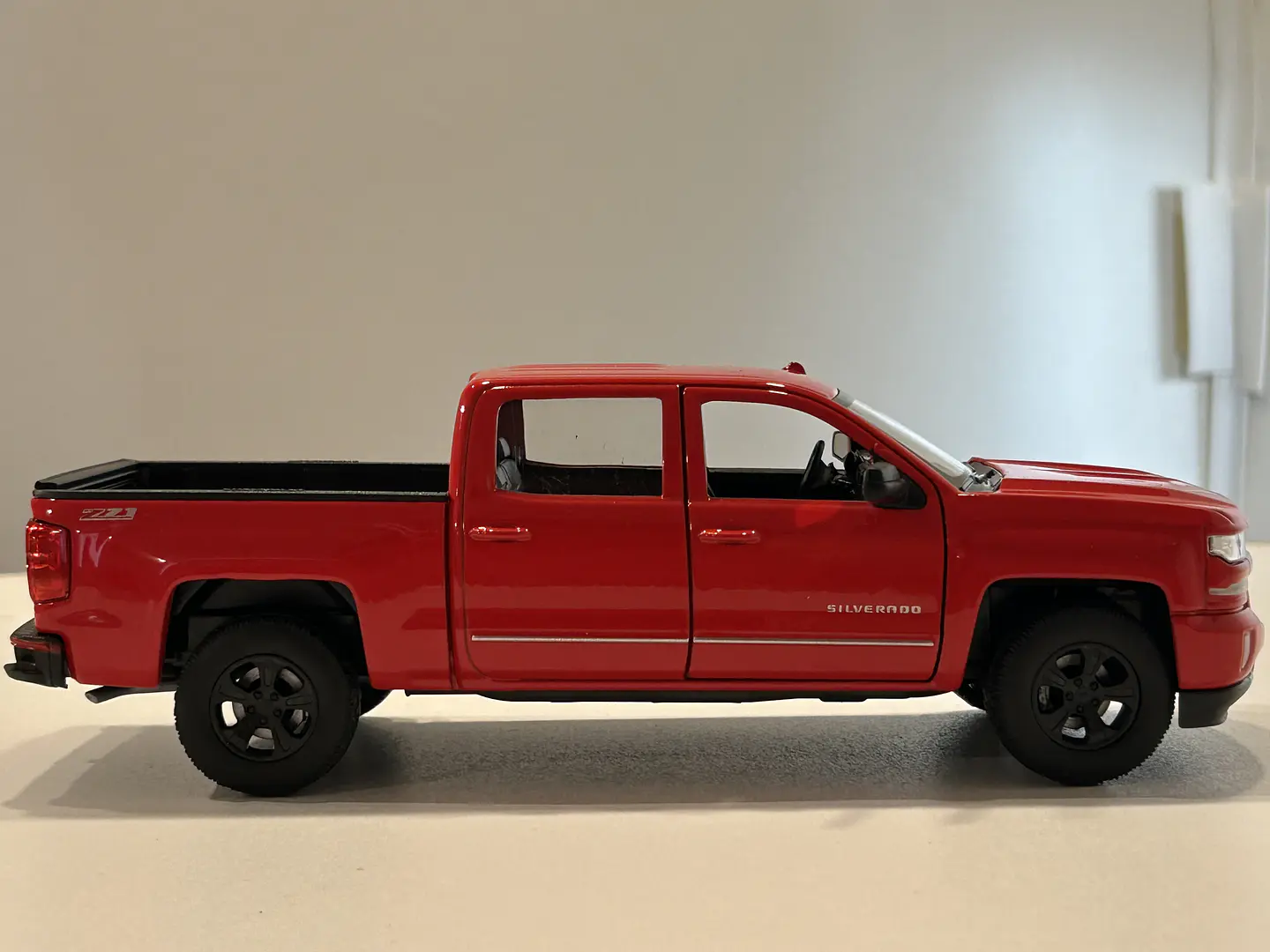 Welly Chevrolet Silverado 2017 1:29 blanco – Pick-up full-size icónica para coleccionistas en Chile | Ruta Nostalgia 14