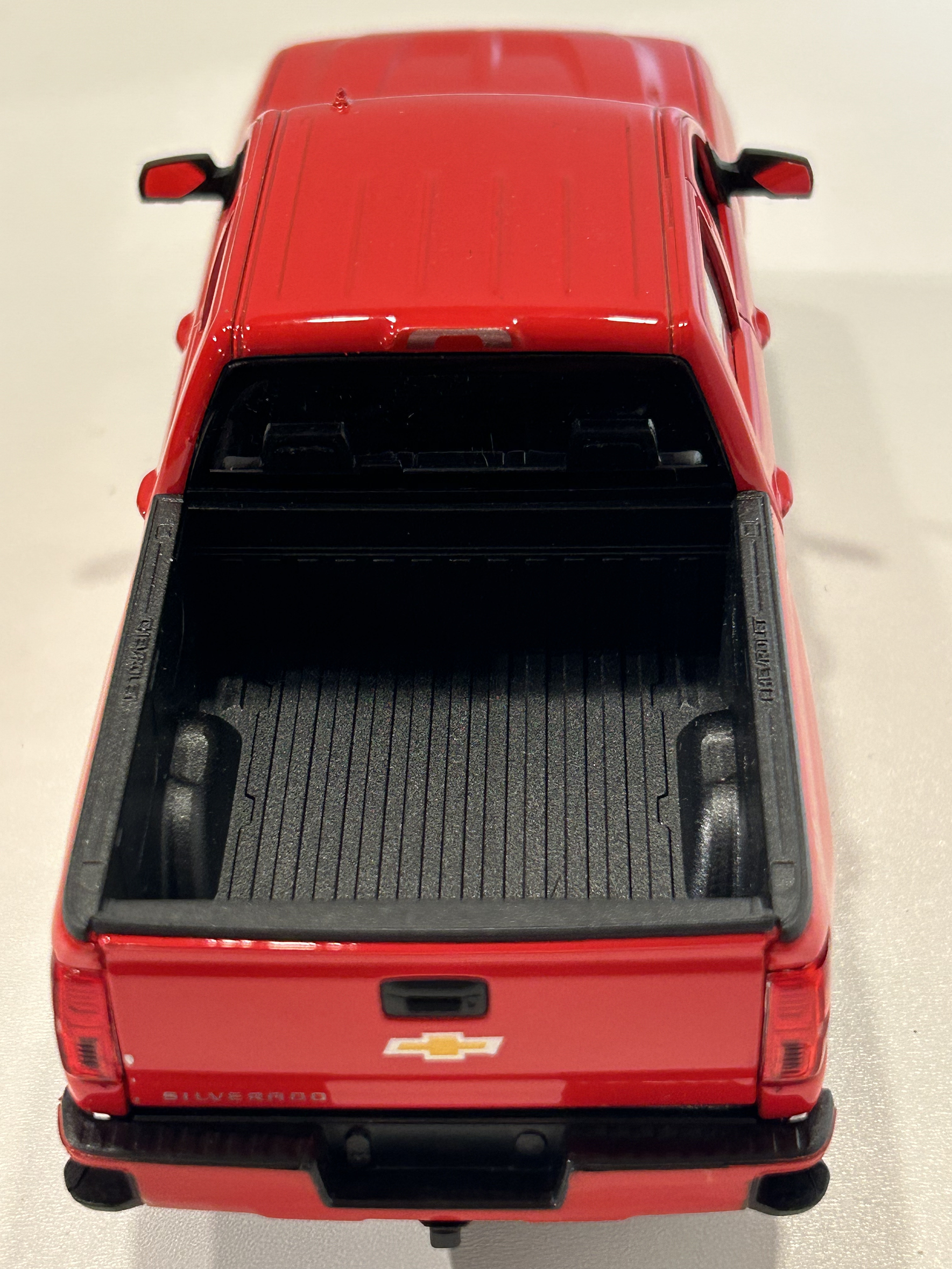 Welly Chevrolet Silverado 2017 1:29 blanco – Pick-up full-size icónica para coleccionistas en Chile | Ruta Nostalgia 16