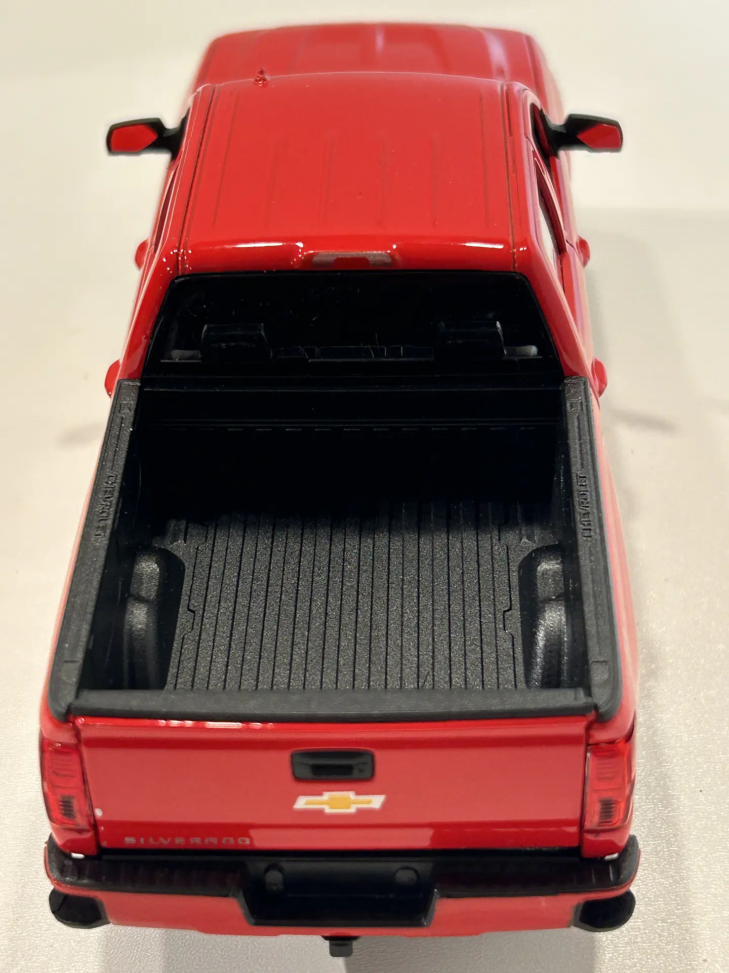 Welly Chevrolet Silverado 2017 1:29 blanco – Pick-up full-size icónica para coleccionistas en Chile | Ruta Nostalgia 16