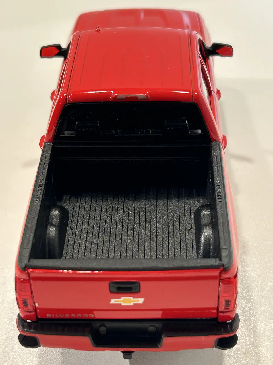 Welly Chevrolet Silverado 2017 1:29 blanco – Pick-up full-size icónica para coleccionistas en Chile | Ruta Nostalgia 16