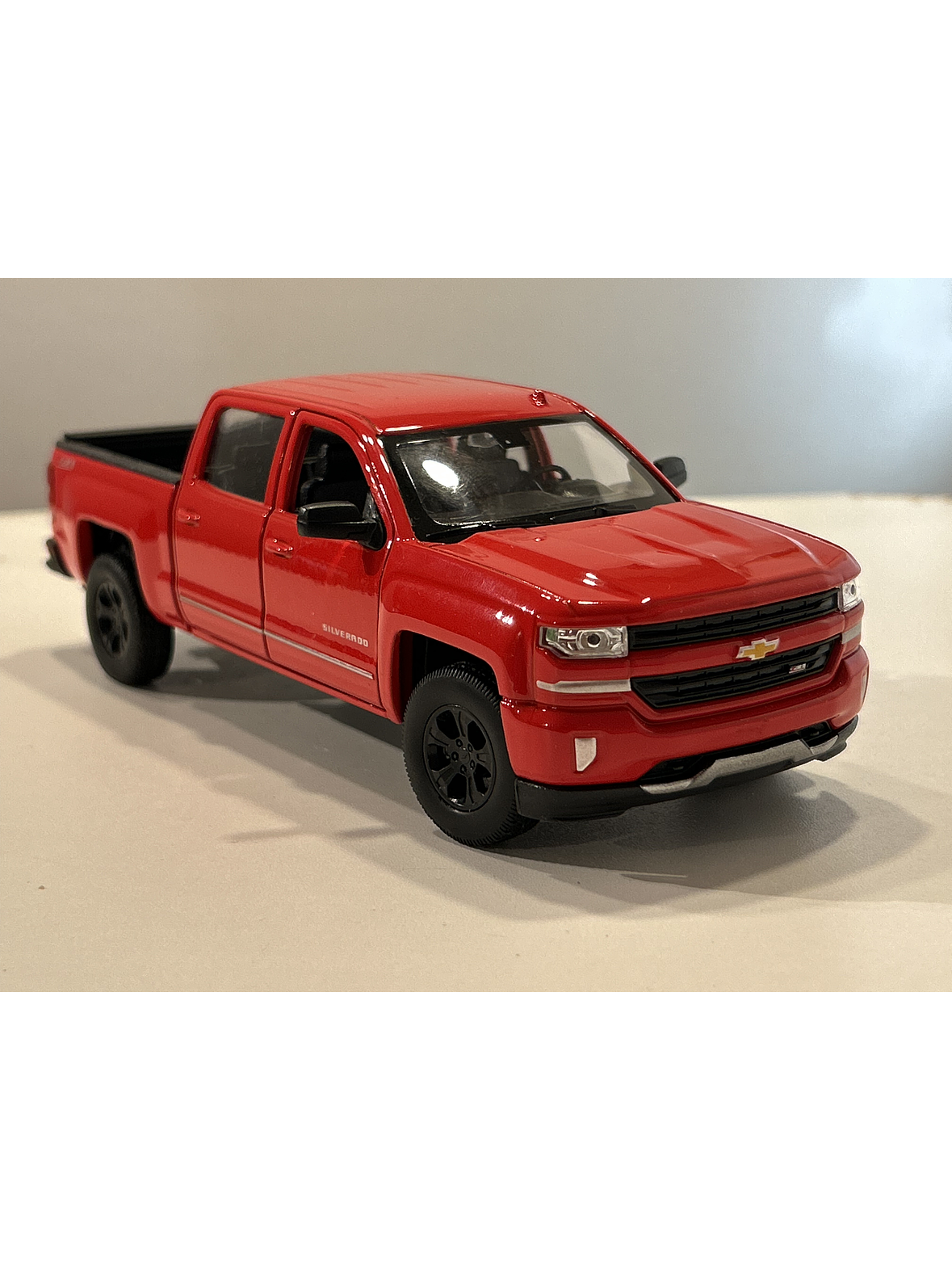 Welly Chevrolet Silverado 2017 1:29 blanco – Pick-up full-size icónica para coleccionistas en Chile | Ruta Nostalgia 13