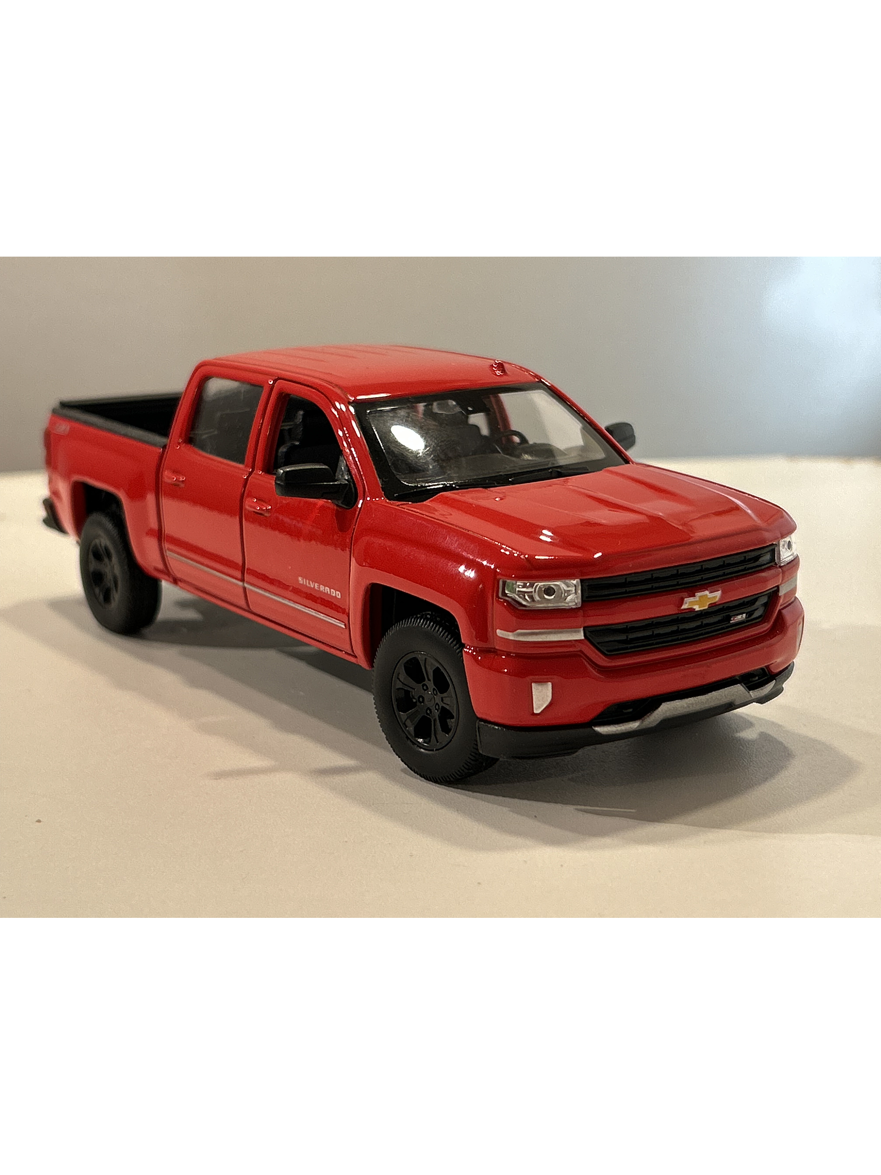 Welly Chevrolet Silverado 2017 1:29 blanco – Pick-up full-size icónica para coleccionistas en Chile | Ruta Nostalgia 13