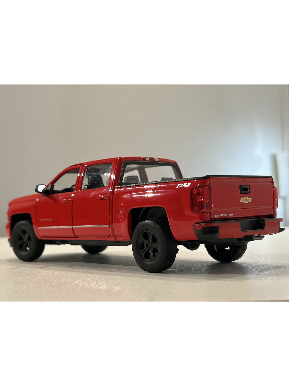 Welly Chevrolet Silverado 2017 1:29 blanco – Pick-up full-size icónica para coleccionistas en Chile | Ruta Nostalgia 17