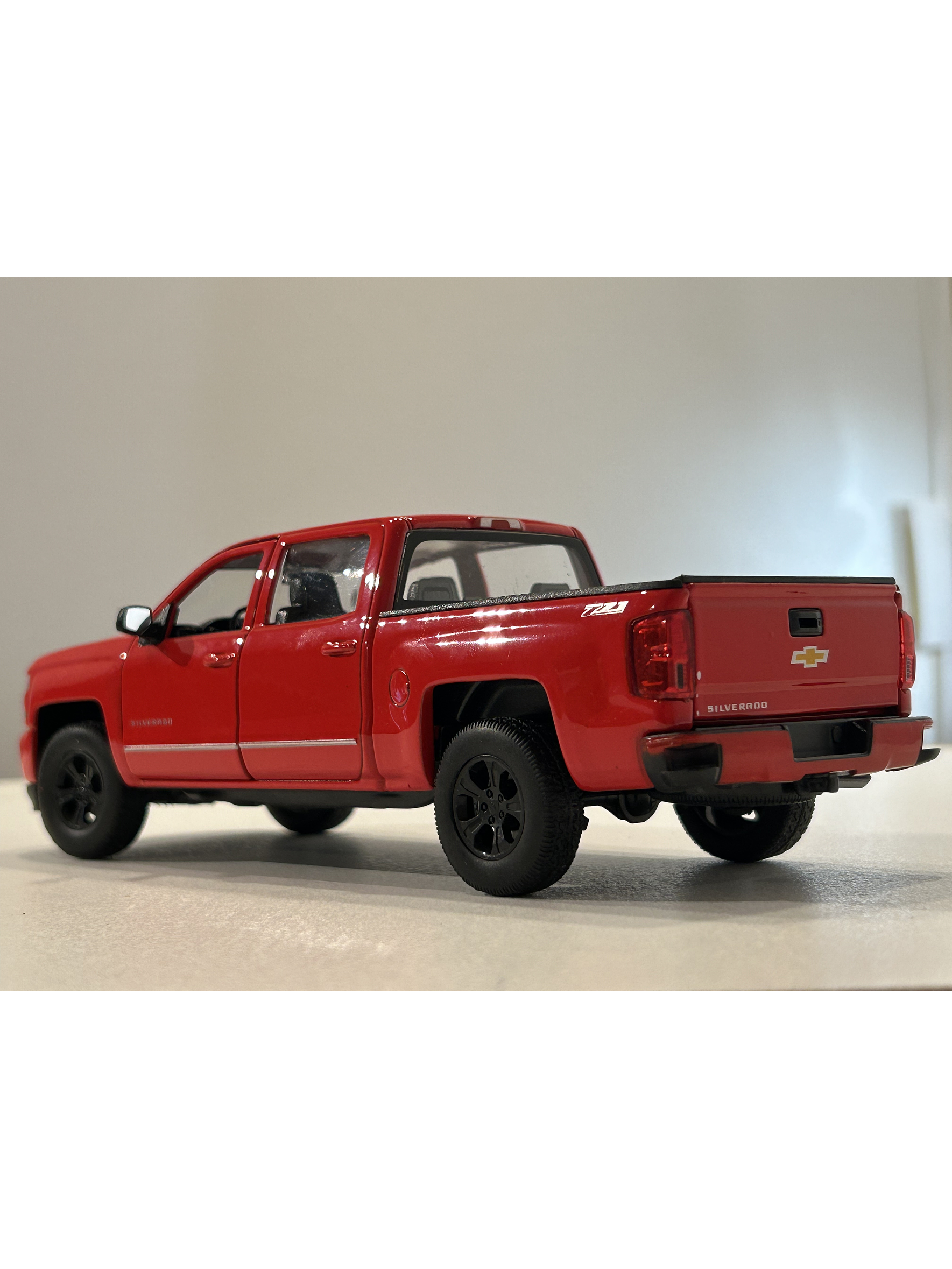 Welly Chevrolet Silverado 2017 1:29 blanco – Pick-up full-size icónica para coleccionistas en Chile | Ruta Nostalgia 17