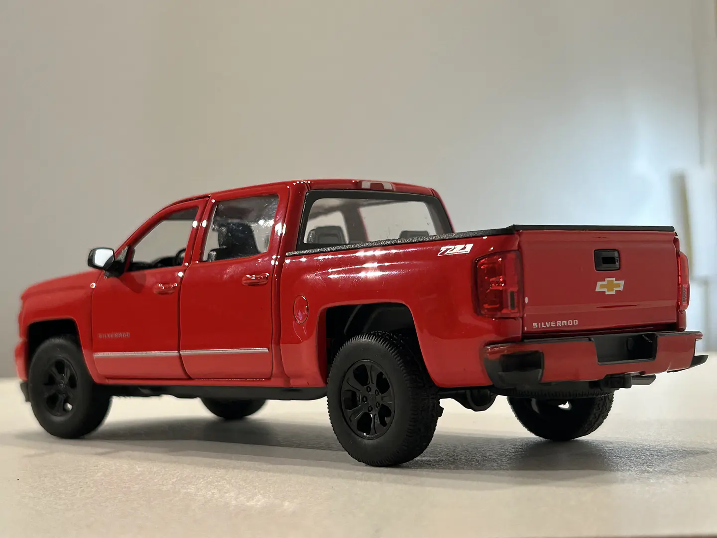 Welly Chevrolet Silverado 2017 1:29 blanco – Pick-up full-size icónica para coleccionistas en Chile | Ruta Nostalgia 17