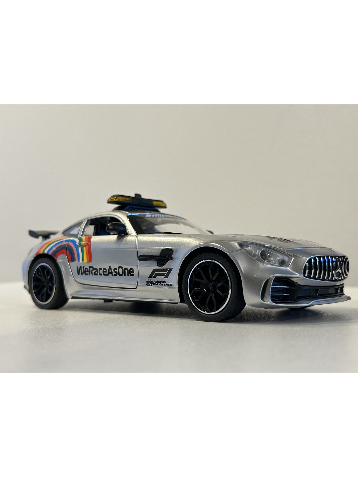 Mercedes-AMG GT R “F1 Safety Car” 1:24 plata – CHE ZHI | Réplica WeRaceAsOne para coleccionistas en Chile 4