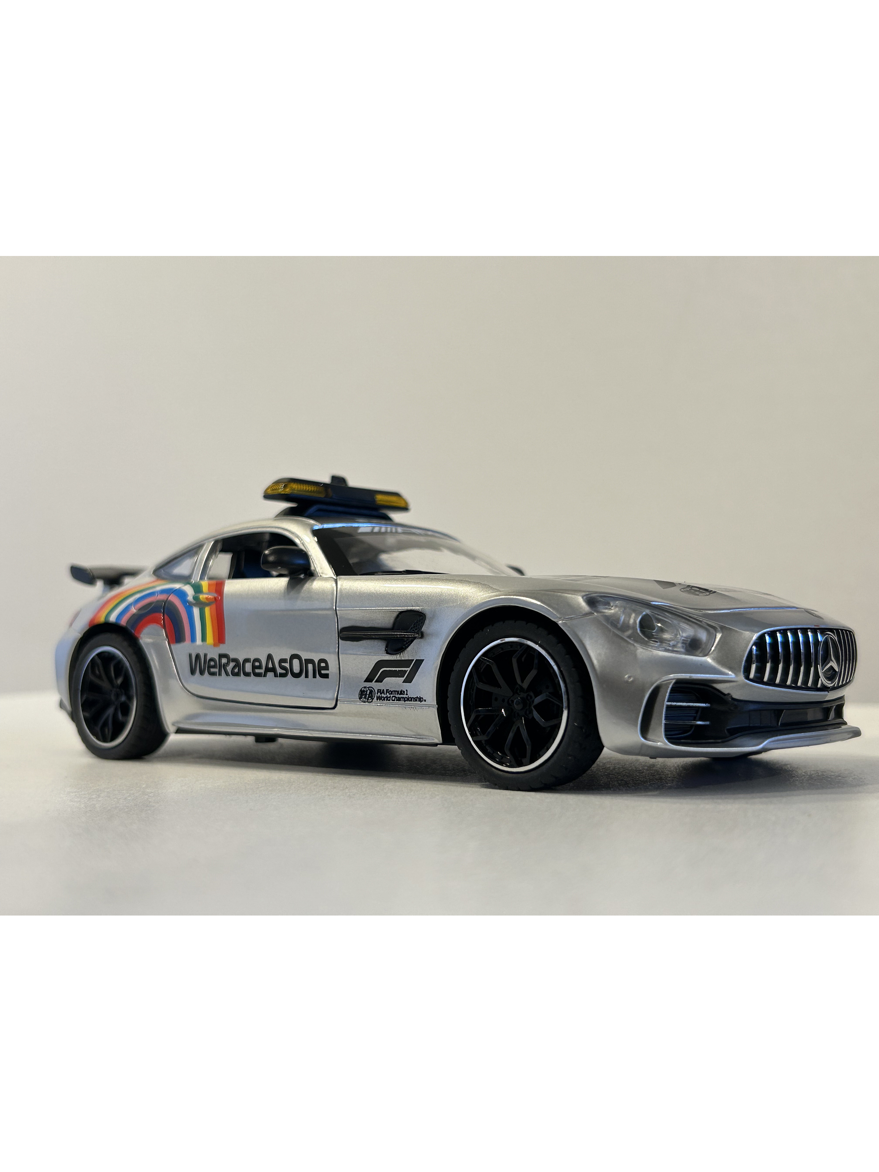 Mercedes-AMG GT R “F1 Safety Car” 1:24 plata – CHE ZHI | Réplica WeRaceAsOne para coleccionistas en Chile 4