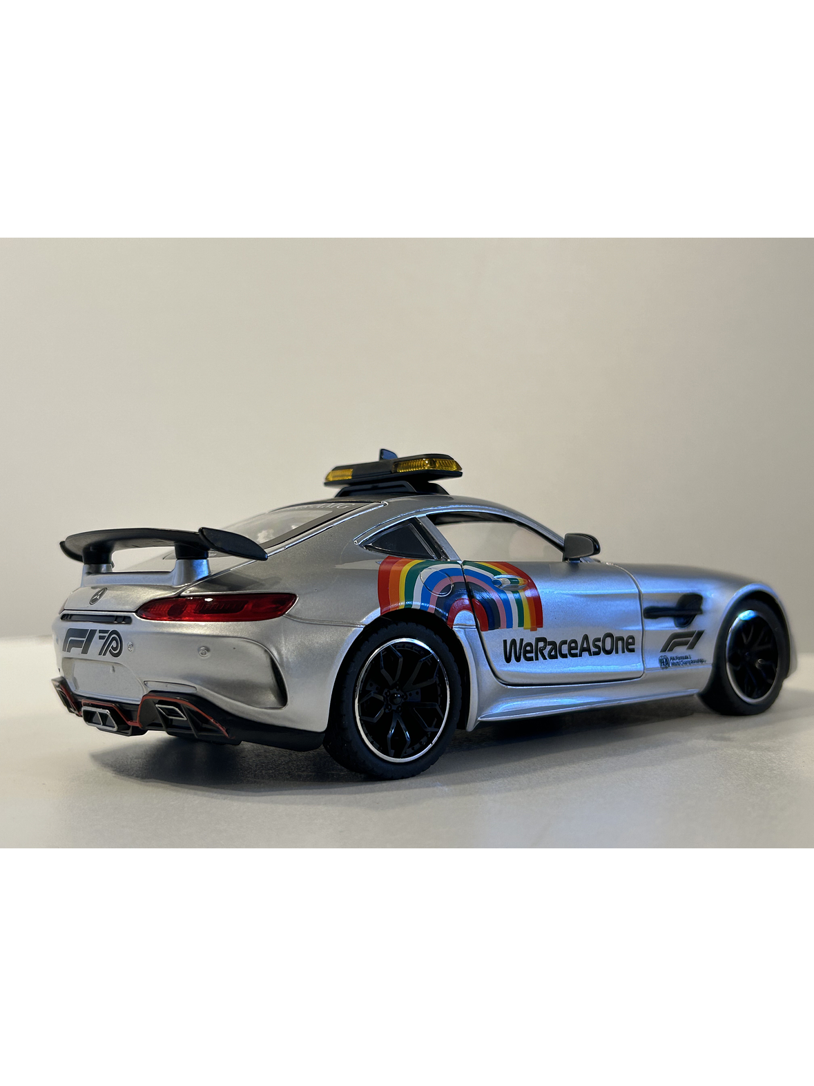 Mercedes-AMG GT R “F1 Safety Car” 1:24 plata – CHE ZHI | Réplica WeRaceAsOne para coleccionistas en Chile 8