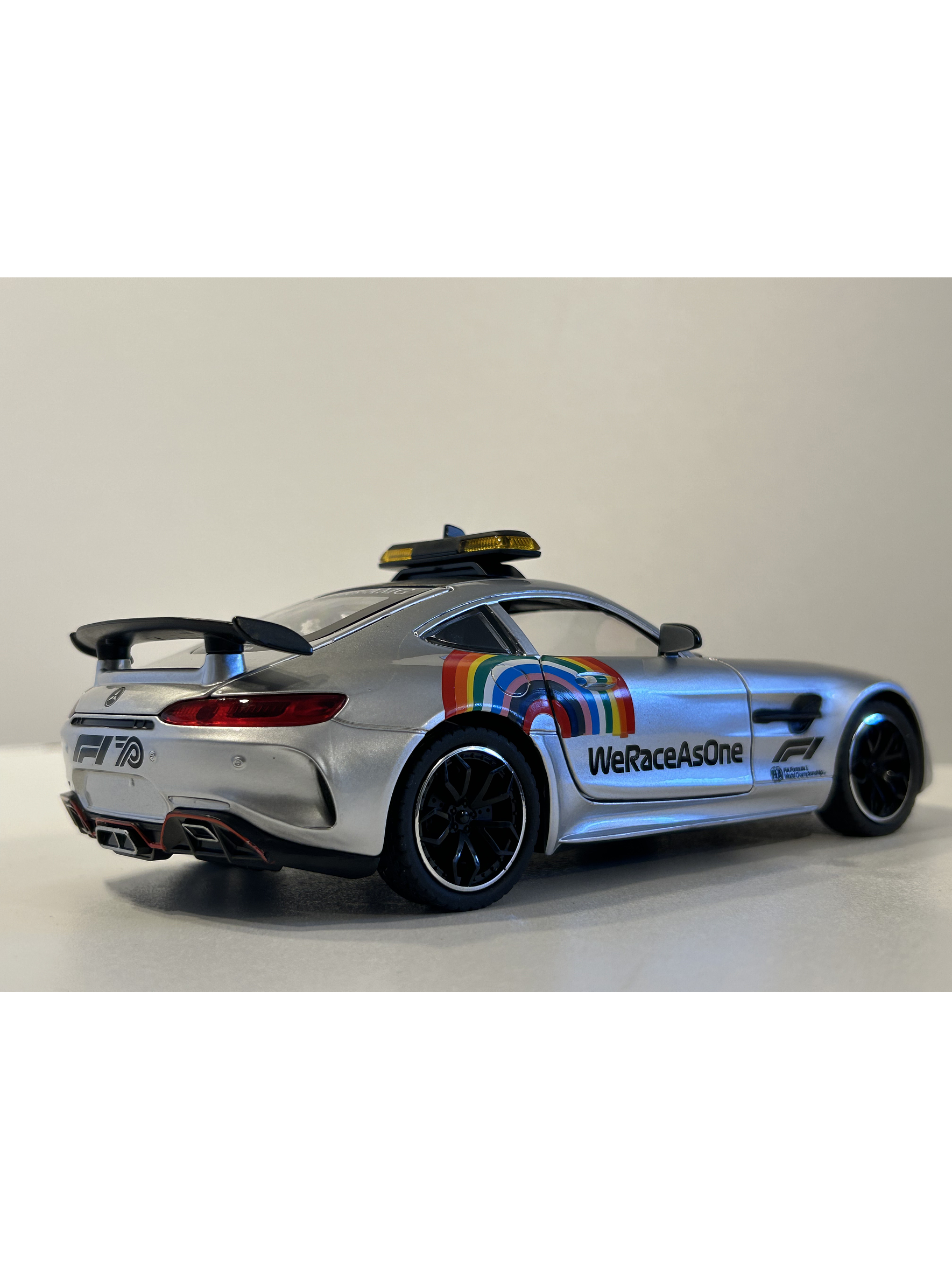 Mercedes-AMG GT R “F1 Safety Car” 1:24 plata – CHE ZHI | Réplica WeRaceAsOne para coleccionistas en Chile 8