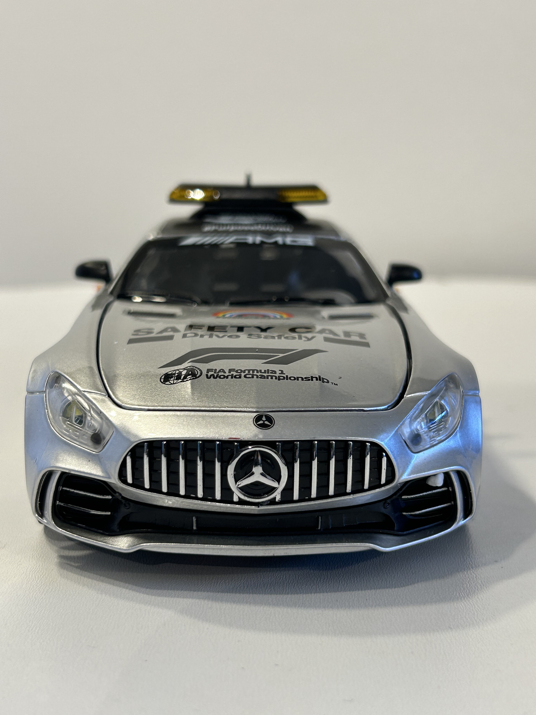 Mercedes-AMG GT R “F1 Safety Car” 1:24 plata – CHE ZHI | Réplica WeRaceAsOne para coleccionistas en Chile 3