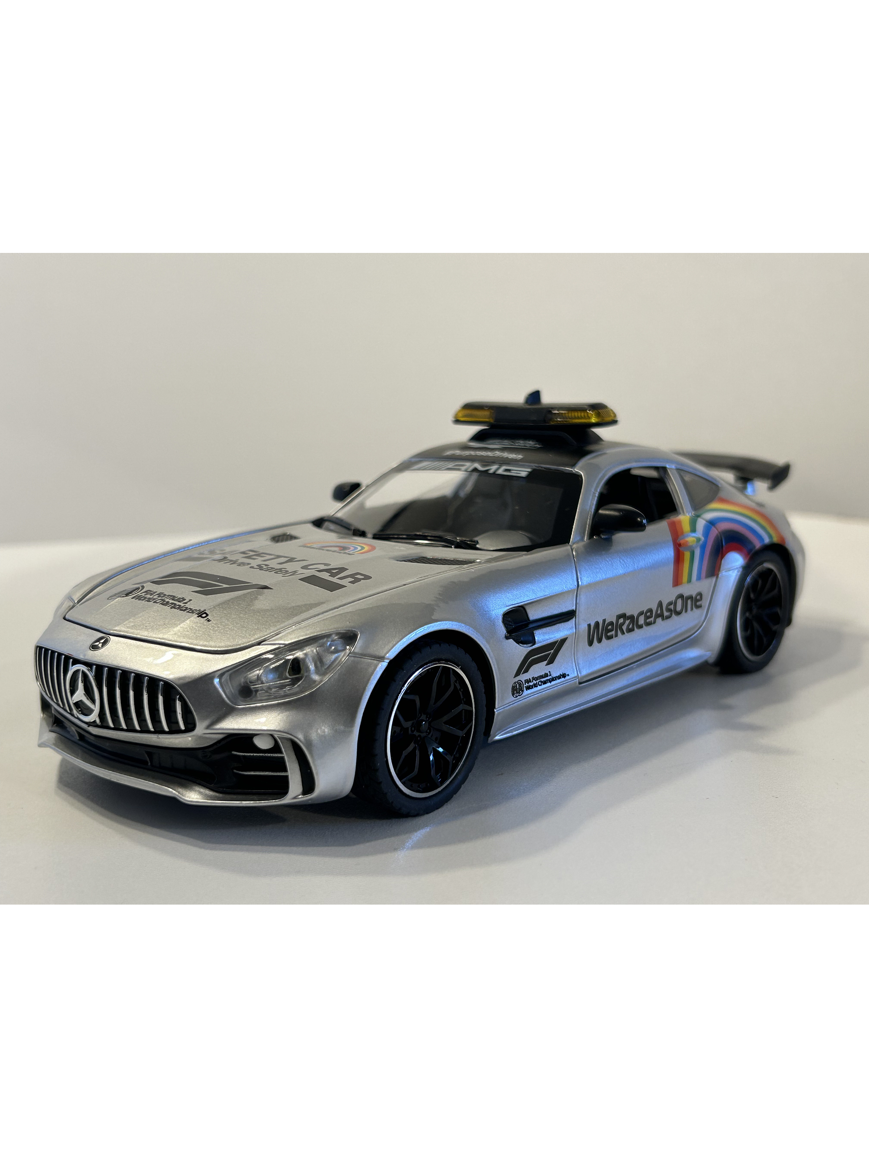 Mercedes-AMG GT R “F1 Safety Car” 1:24 plata – CHE ZHI | Réplica WeRaceAsOne para coleccionistas en Chile 2