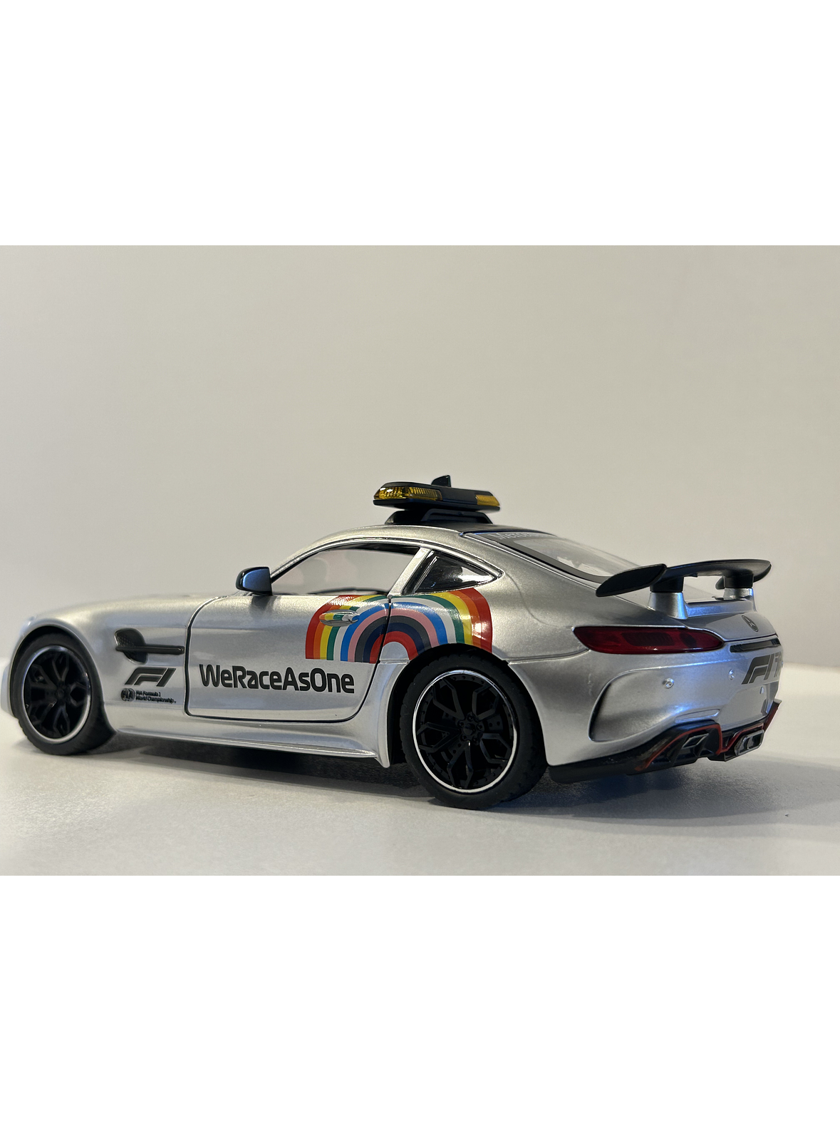 Mercedes-AMG GT R “F1 Safety Car” 1:24 plata – CHE ZHI | Réplica WeRaceAsOne para coleccionistas en Chile 7