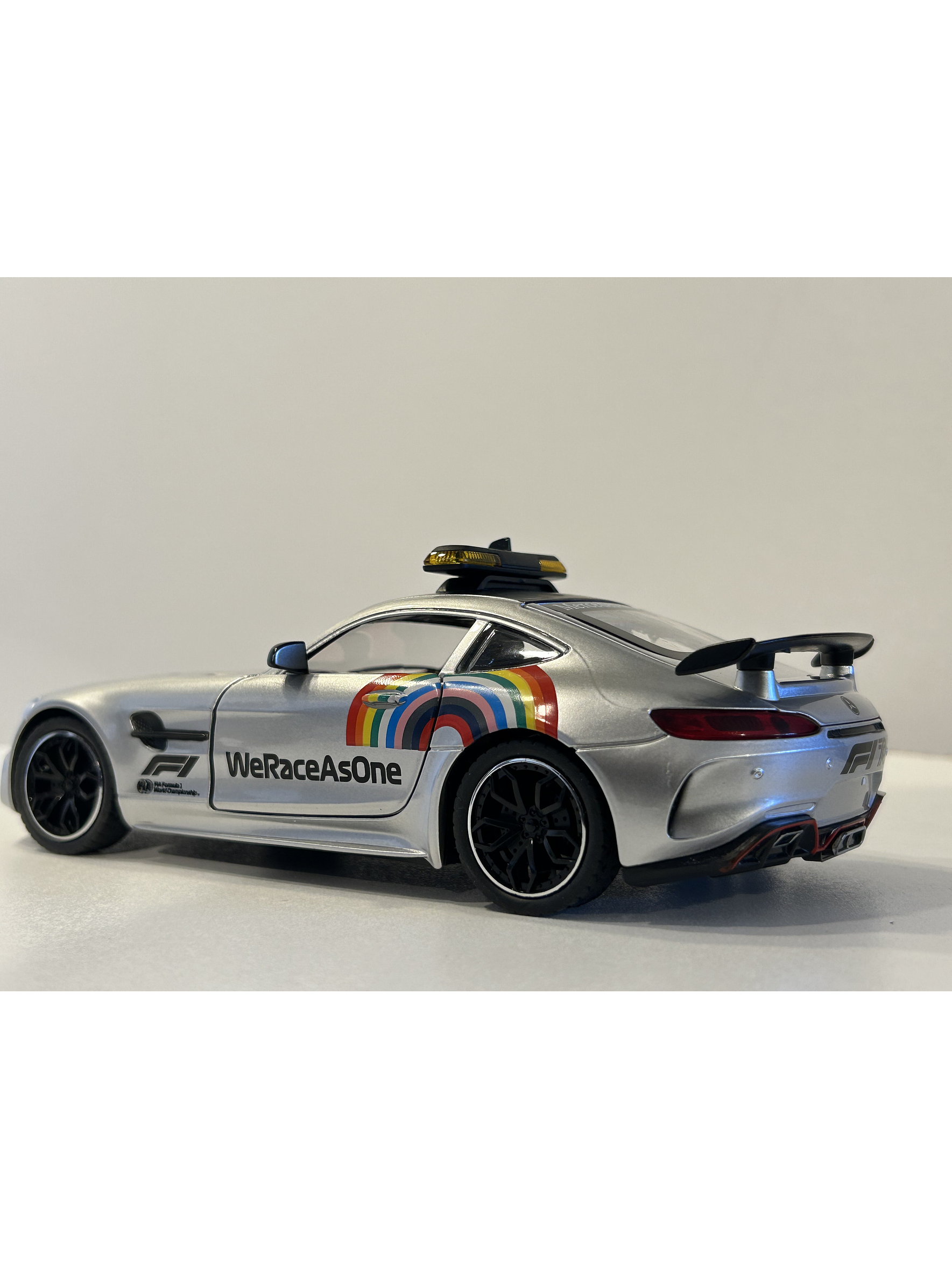 Mercedes-AMG GT R “F1 Safety Car” 1:24 plata – CHE ZHI | Réplica WeRaceAsOne para coleccionistas en Chile 7