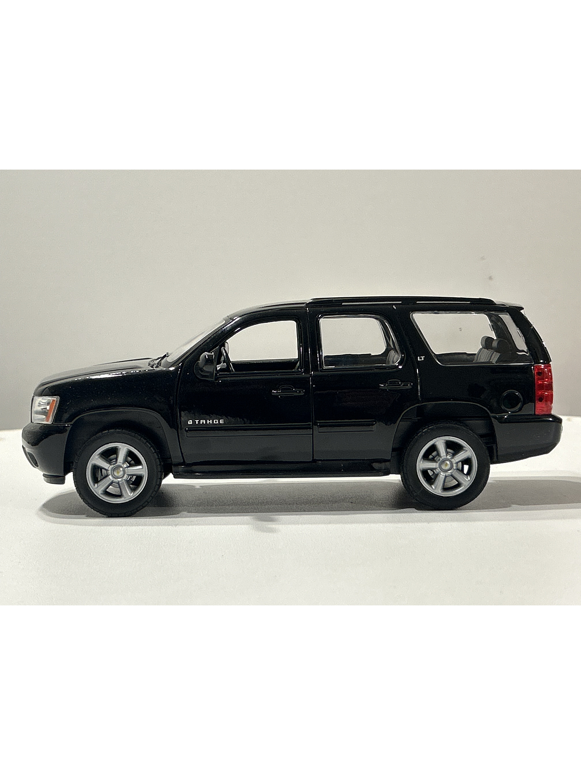 Welly Chevrolet Tahoe LT 2008 1:24 negro – SUV full-size icónica para coleccionistas en Chile | Ruta Nostalgia 7