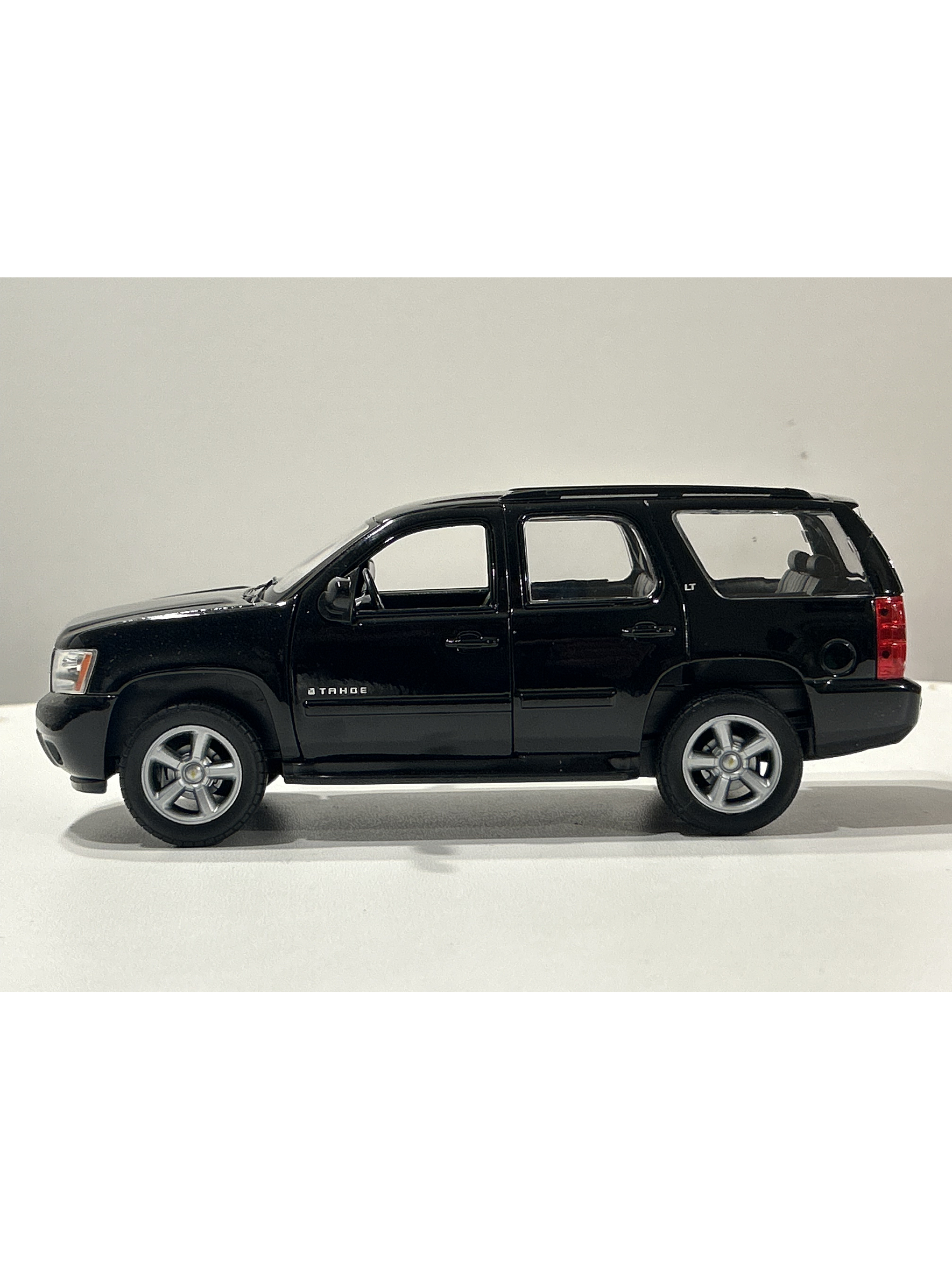 Welly Chevrolet Tahoe LT 2008 1:24 negro – SUV full-size icónica para coleccionistas en Chile | Ruta Nostalgia 7
