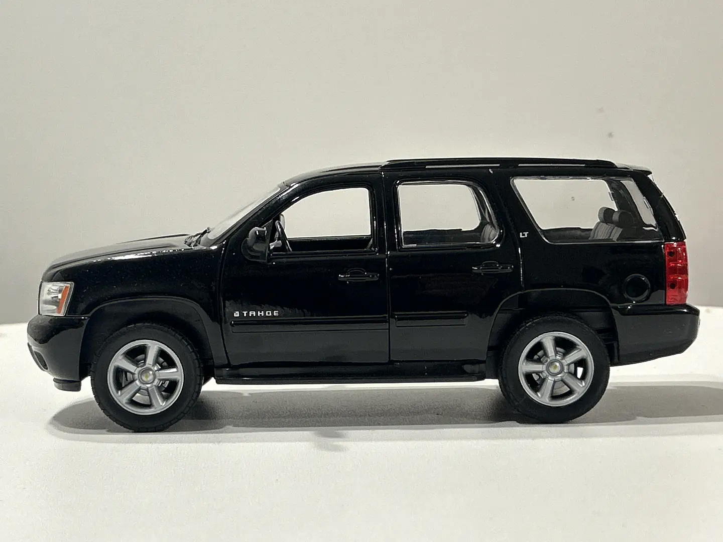 Welly Chevrolet Tahoe LT 2008 1:24 negro – SUV full-size icónica para coleccionistas en Chile | Ruta Nostalgia 7