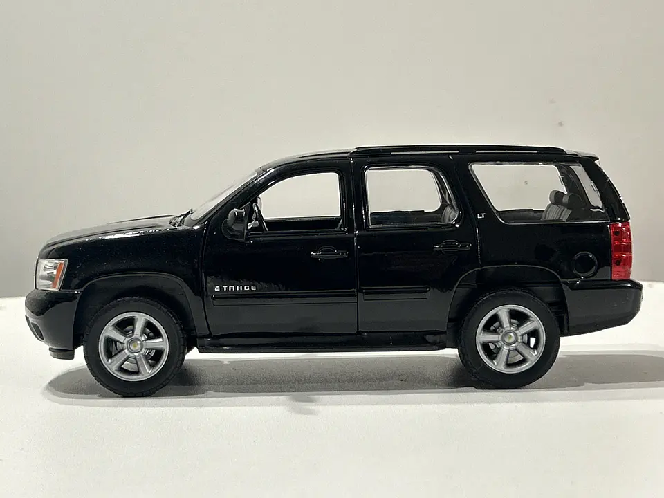 Welly Chevrolet Tahoe LT 2008 1:24 negro – SUV full-size icónica para coleccionistas en Chile | Ruta Nostalgia 7