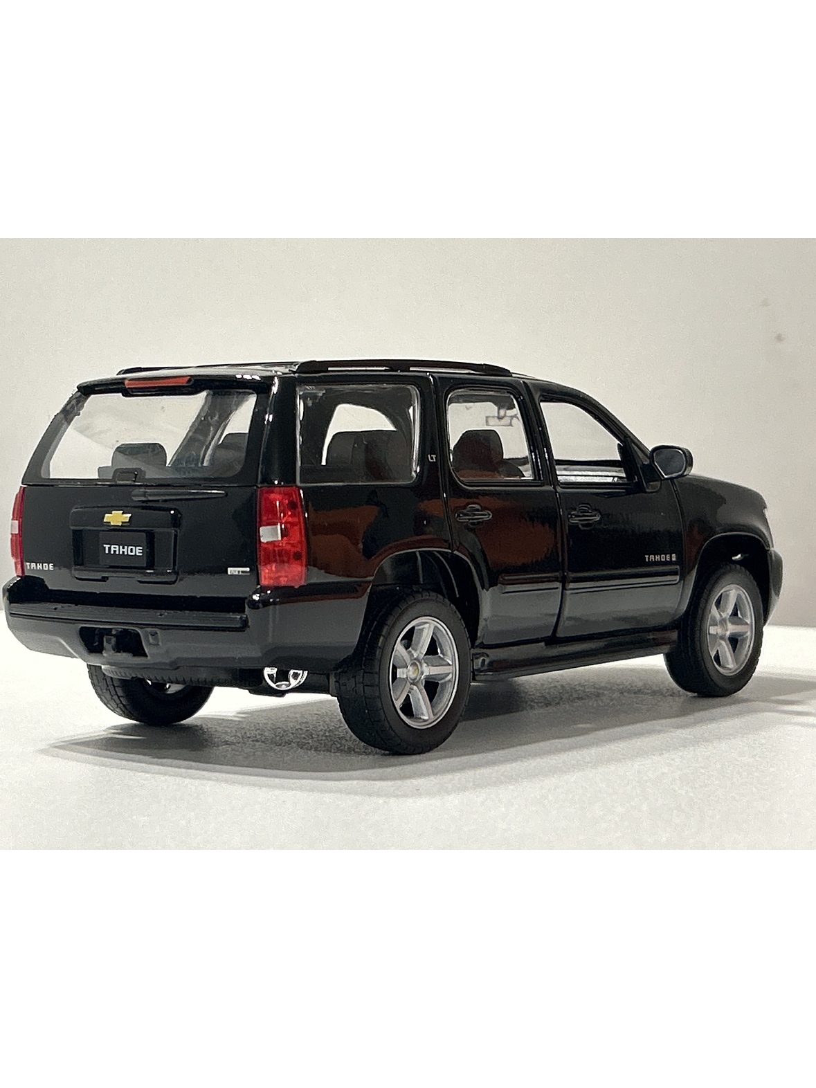 Welly Chevrolet Tahoe LT 2008 1:24 negro – SUV full-size icónica para coleccionistas en Chile | Ruta Nostalgia 5