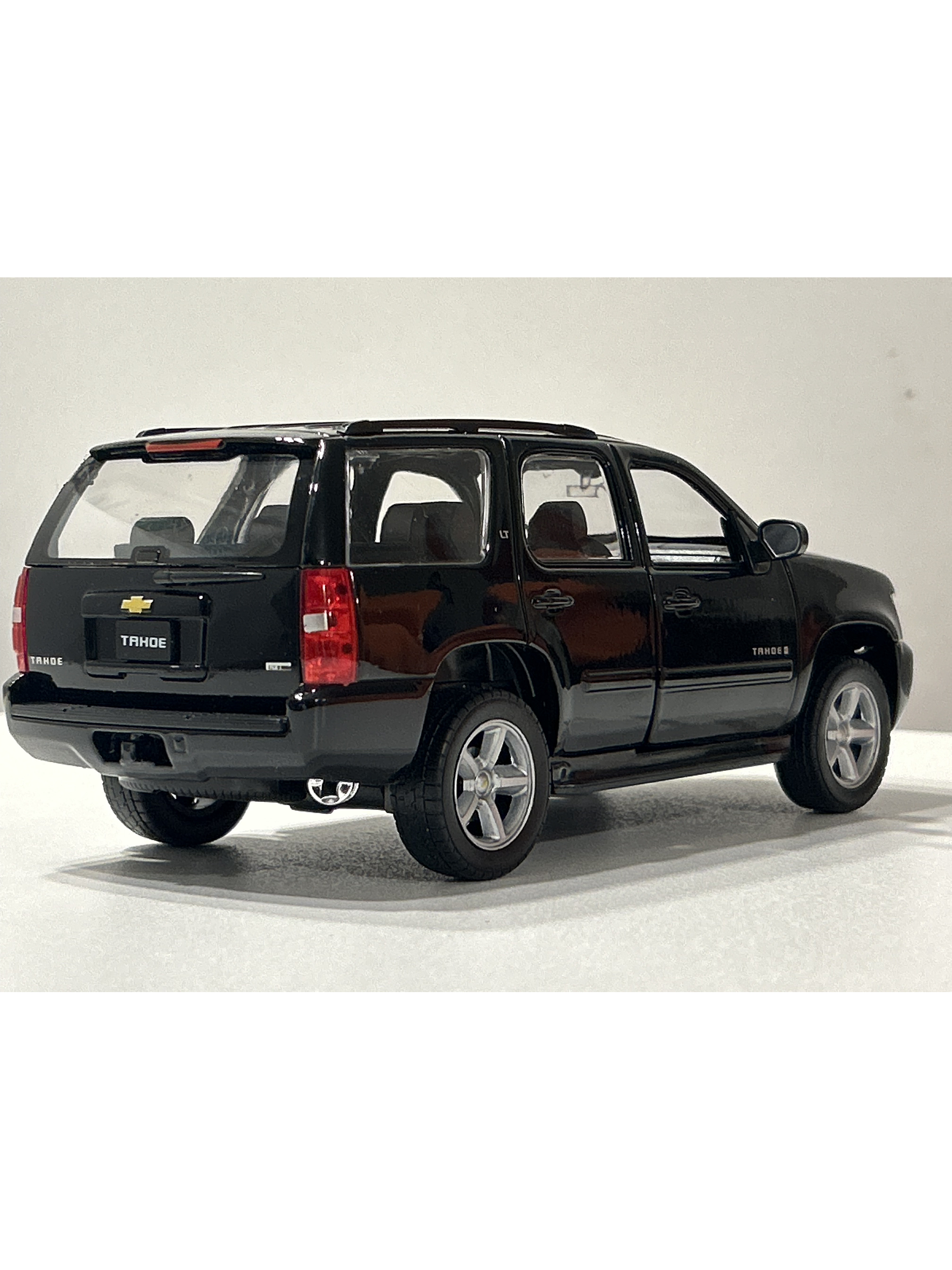 Welly Chevrolet Tahoe LT 2008 1:24 negro – SUV full-size icónica para coleccionistas en Chile | Ruta Nostalgia 5