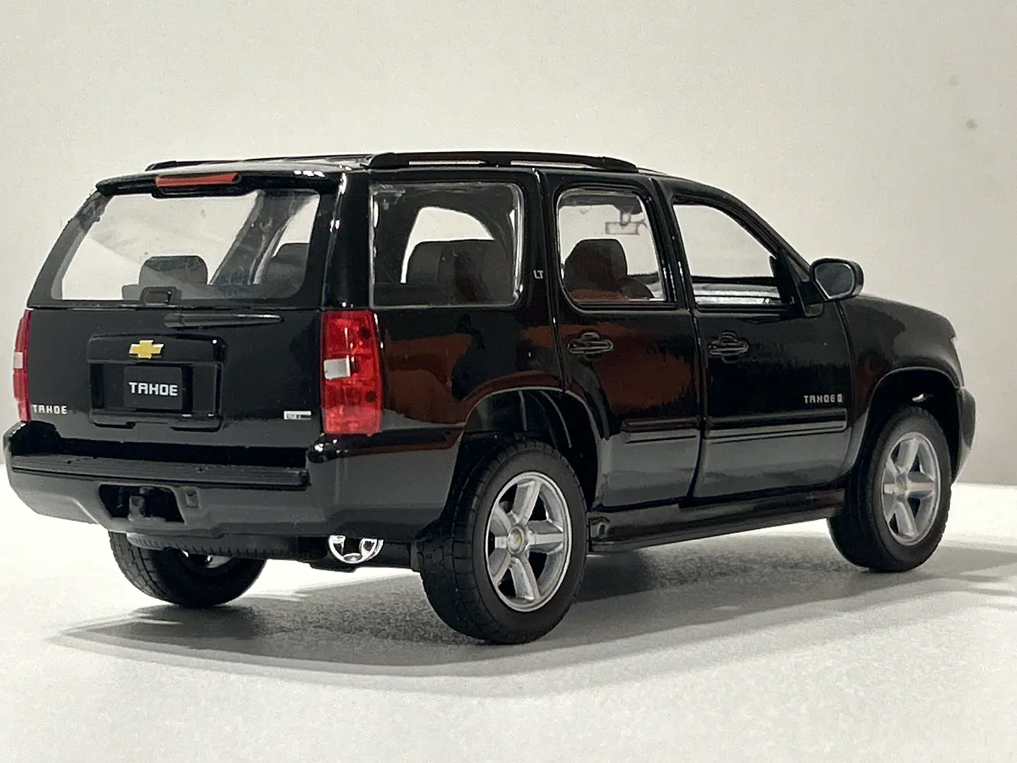 Welly Chevrolet Tahoe LT 2008 1:24 negro – SUV full-size icónica para coleccionistas en Chile | Ruta Nostalgia 5
