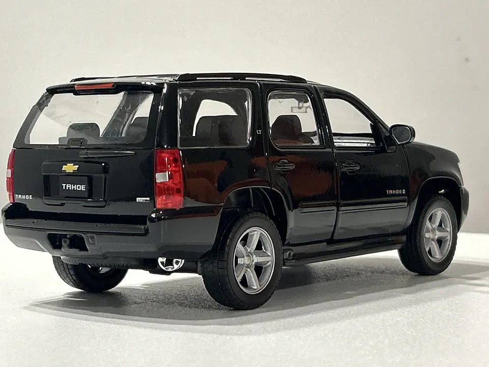 Welly Chevrolet Tahoe LT 2008 1:24 negro – SUV full-size icónica para coleccionistas en Chile | Ruta Nostalgia 5