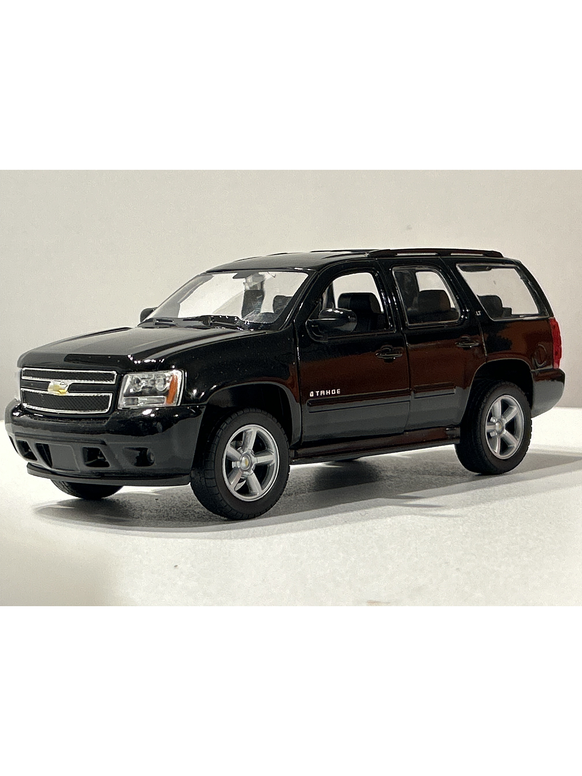 Welly Chevrolet Tahoe LT 2008 1:24 negro – SUV full-size icónica para coleccionistas en Chile | Ruta Nostalgia 1