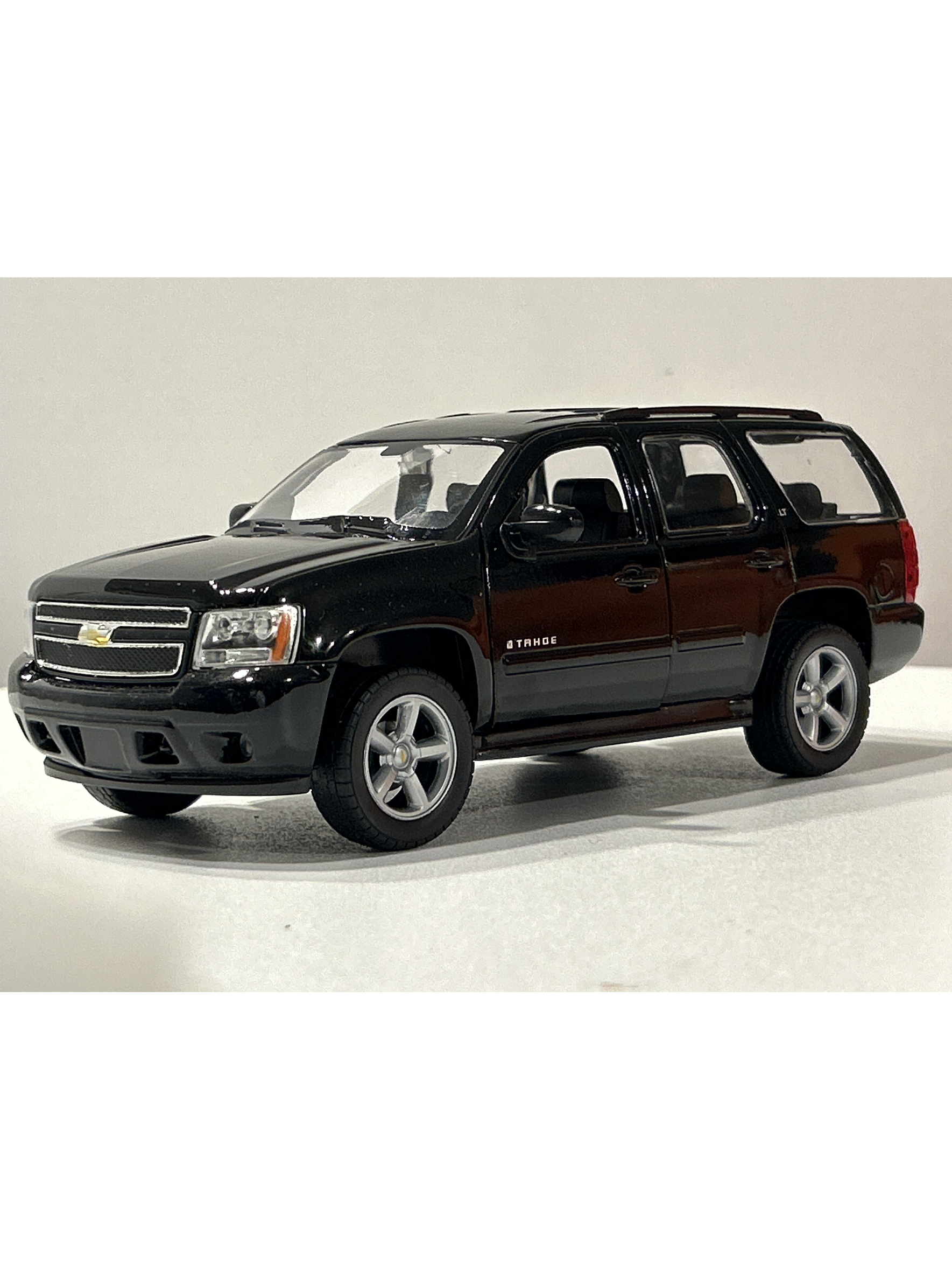 Welly Chevrolet Tahoe LT 2008 1:24 negro – SUV full-size icónica para coleccionistas en Chile | Ruta Nostalgia 1