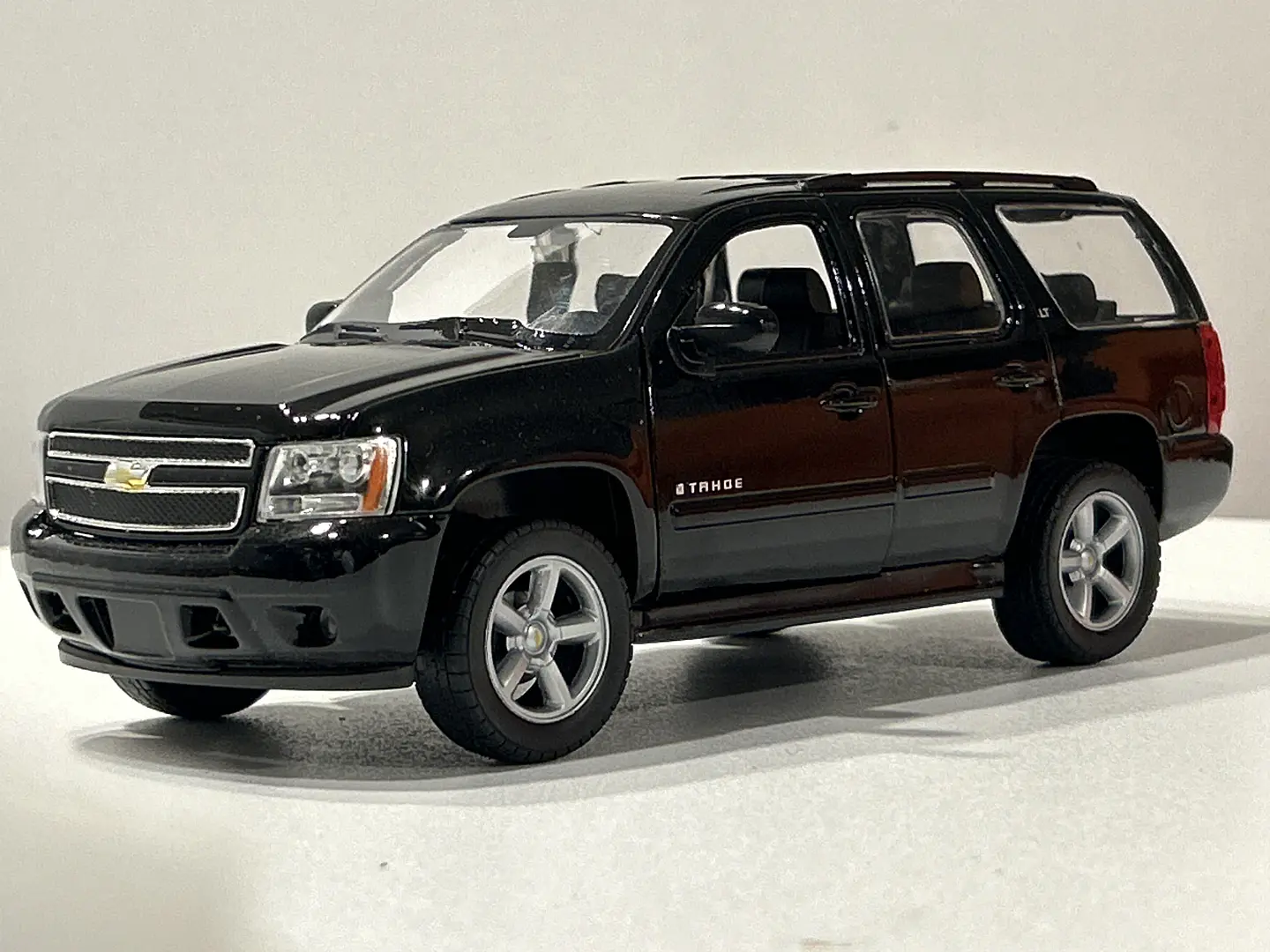 Welly Chevrolet Tahoe LT 2008 1:24 negro – SUV full-size icónica para coleccionistas en Chile | Ruta Nostalgia 1