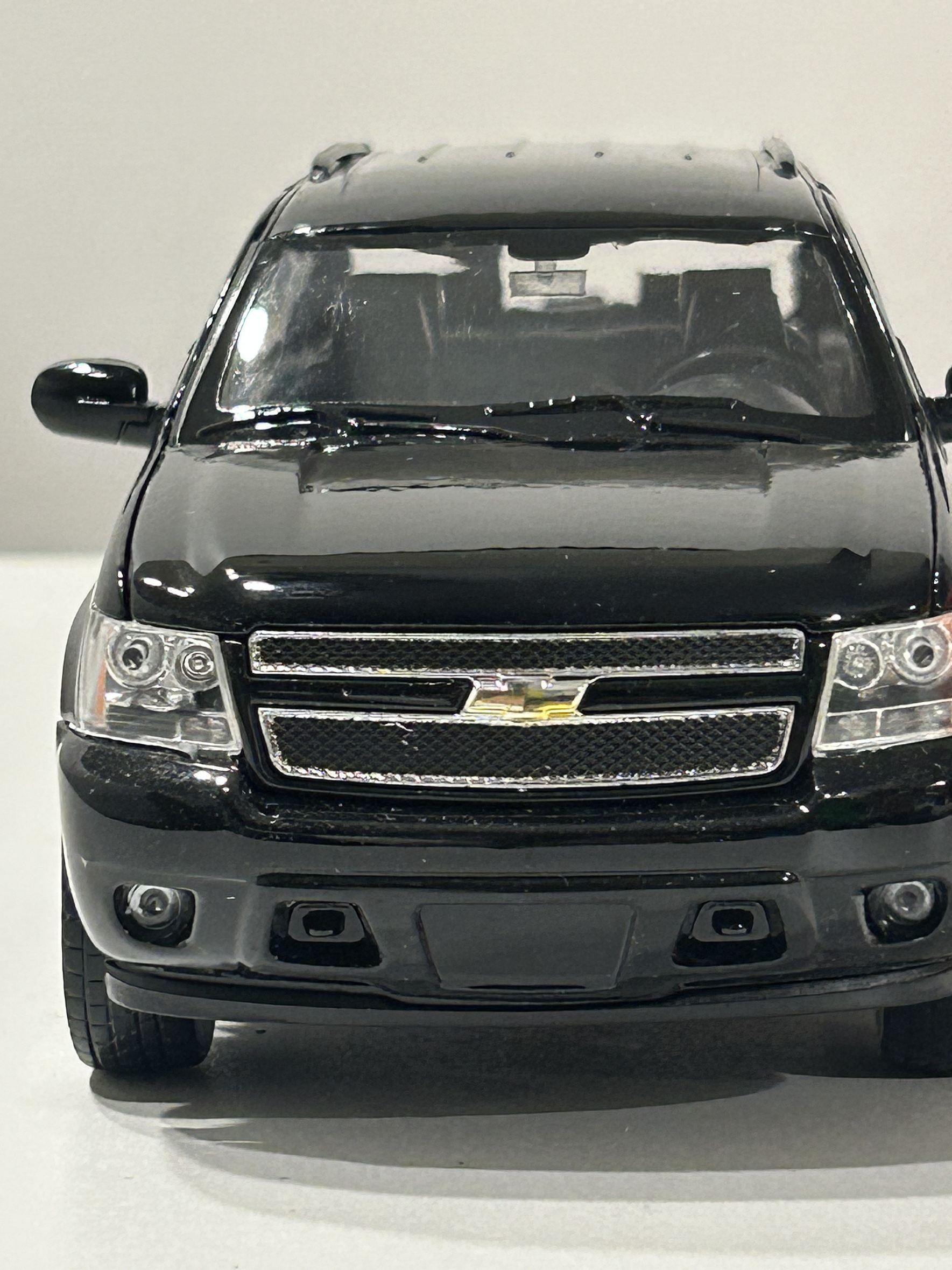 Welly Chevrolet Tahoe LT 2008 1:24 negro – SUV full-size icónica para coleccionistas en Chile | Ruta Nostalgia 2