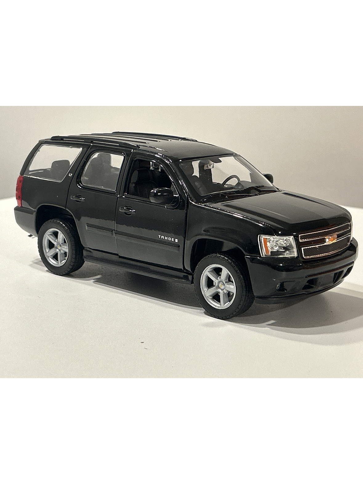 Welly Chevrolet Tahoe LT 2008 1:24 negro – SUV full-size icónica para coleccionistas en Chile | Ruta Nostalgia 3