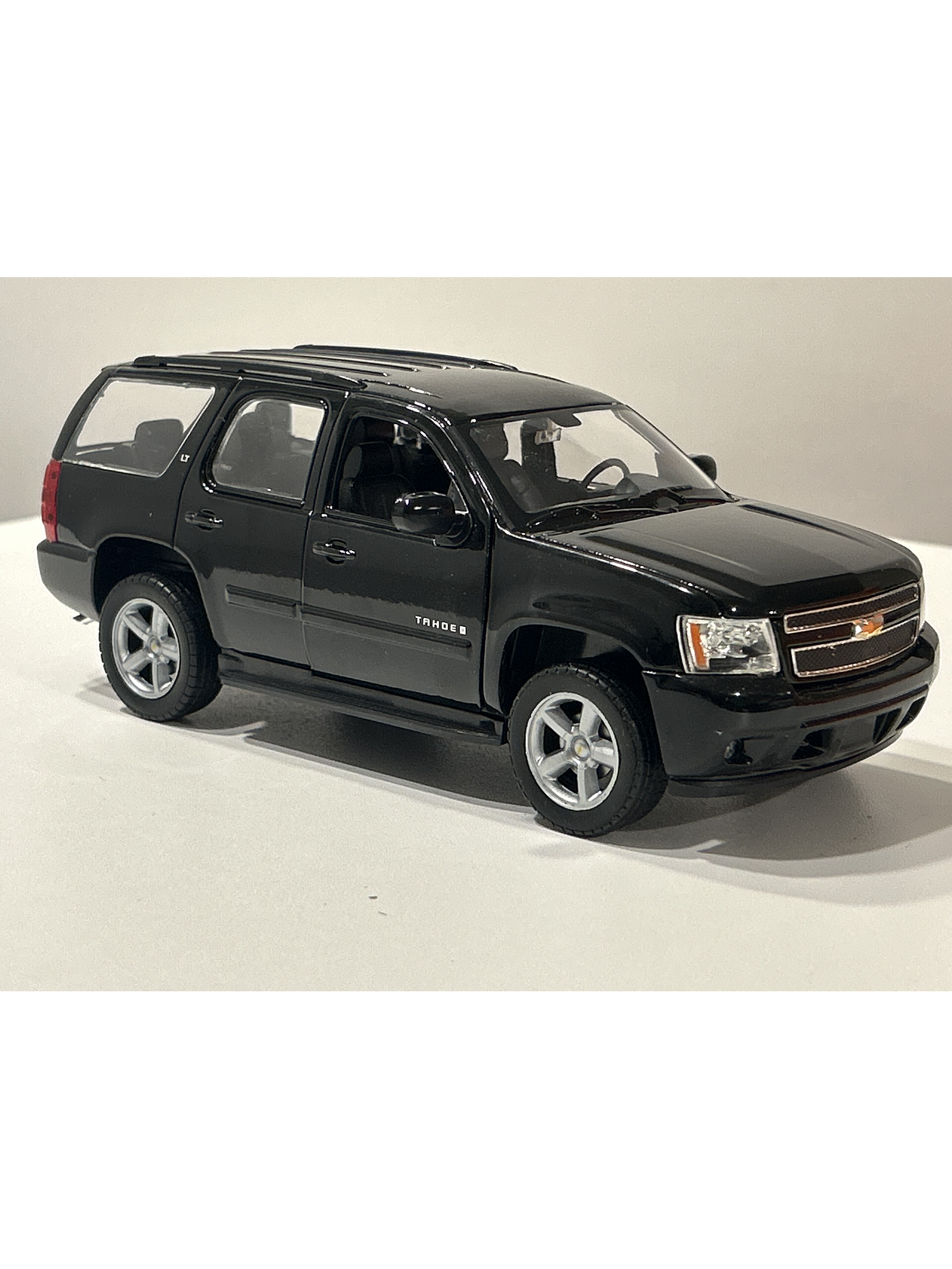 Welly Chevrolet Tahoe LT 2008 1:24 negro – SUV full-size icónica para coleccionistas en Chile | Ruta Nostalgia 3