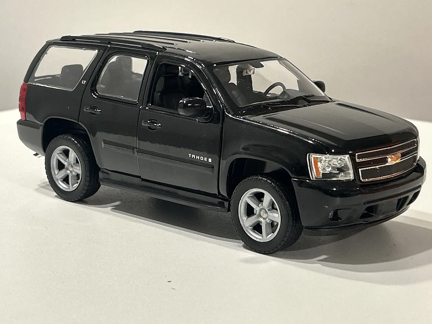 Welly Chevrolet Tahoe LT 2008 1:24 negro – SUV full-size icónica para coleccionistas en Chile | Ruta Nostalgia 3