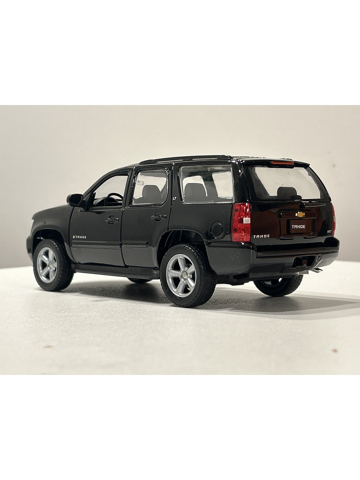 Welly Chevrolet Tahoe LT 2008 1:24 negro – SUV full-size icónica para coleccionistas en Chile | Ruta Nostalgia 6
