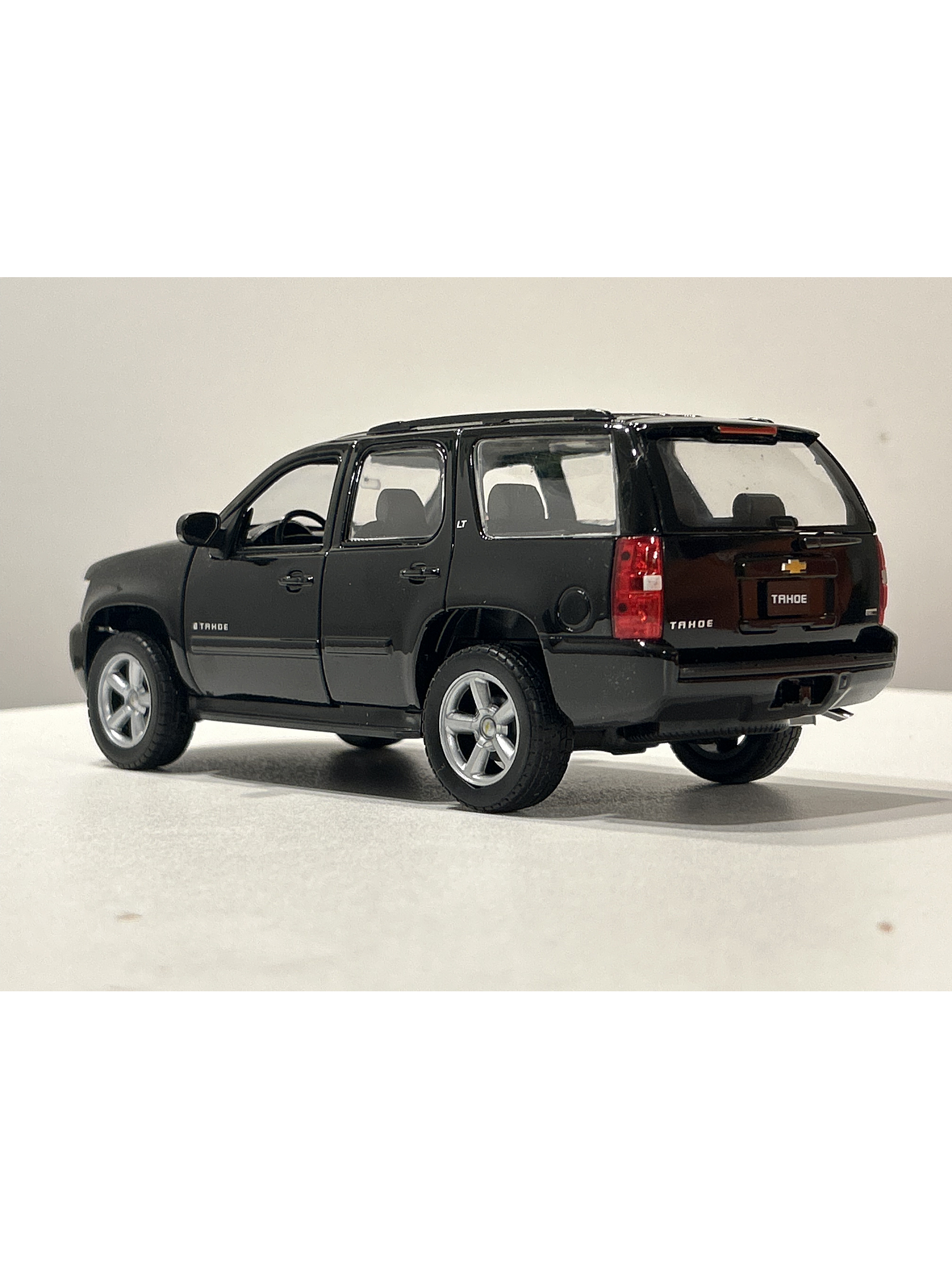 Welly Chevrolet Tahoe LT 2008 1:24 negro – SUV full-size icónica para coleccionistas en Chile | Ruta Nostalgia 6