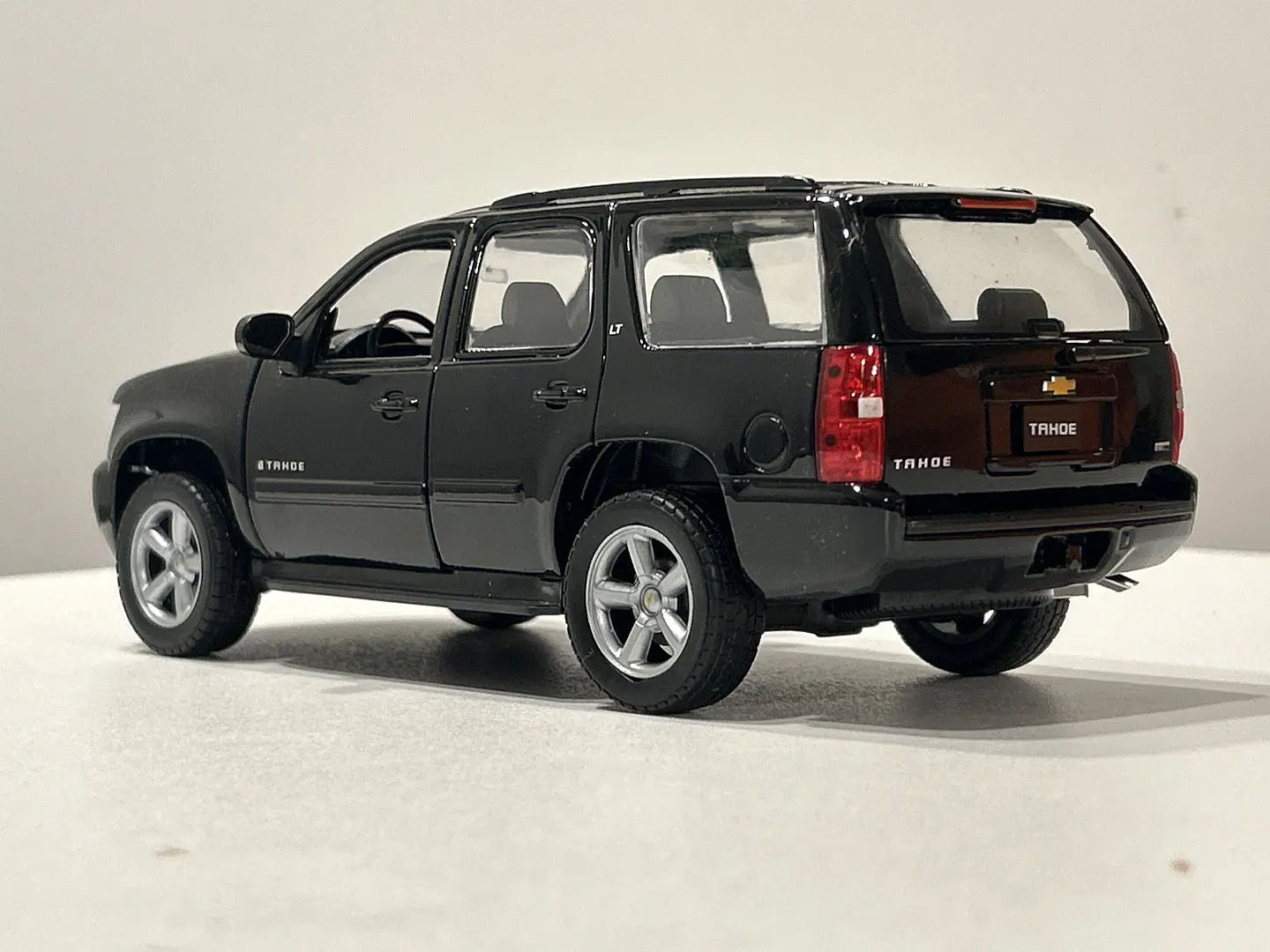 Welly Chevrolet Tahoe LT 2008 1:24 negro – SUV full-size icónica para coleccionistas en Chile | Ruta Nostalgia 6