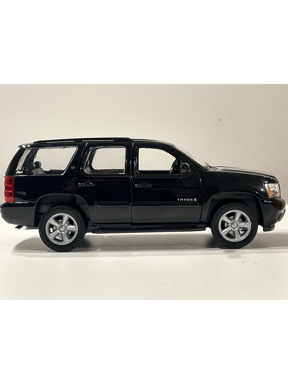 Welly Chevrolet Tahoe LT 2008 1:24 negro – SUV full-size icónica para coleccionistas en Chile | Ruta Nostalgia 4