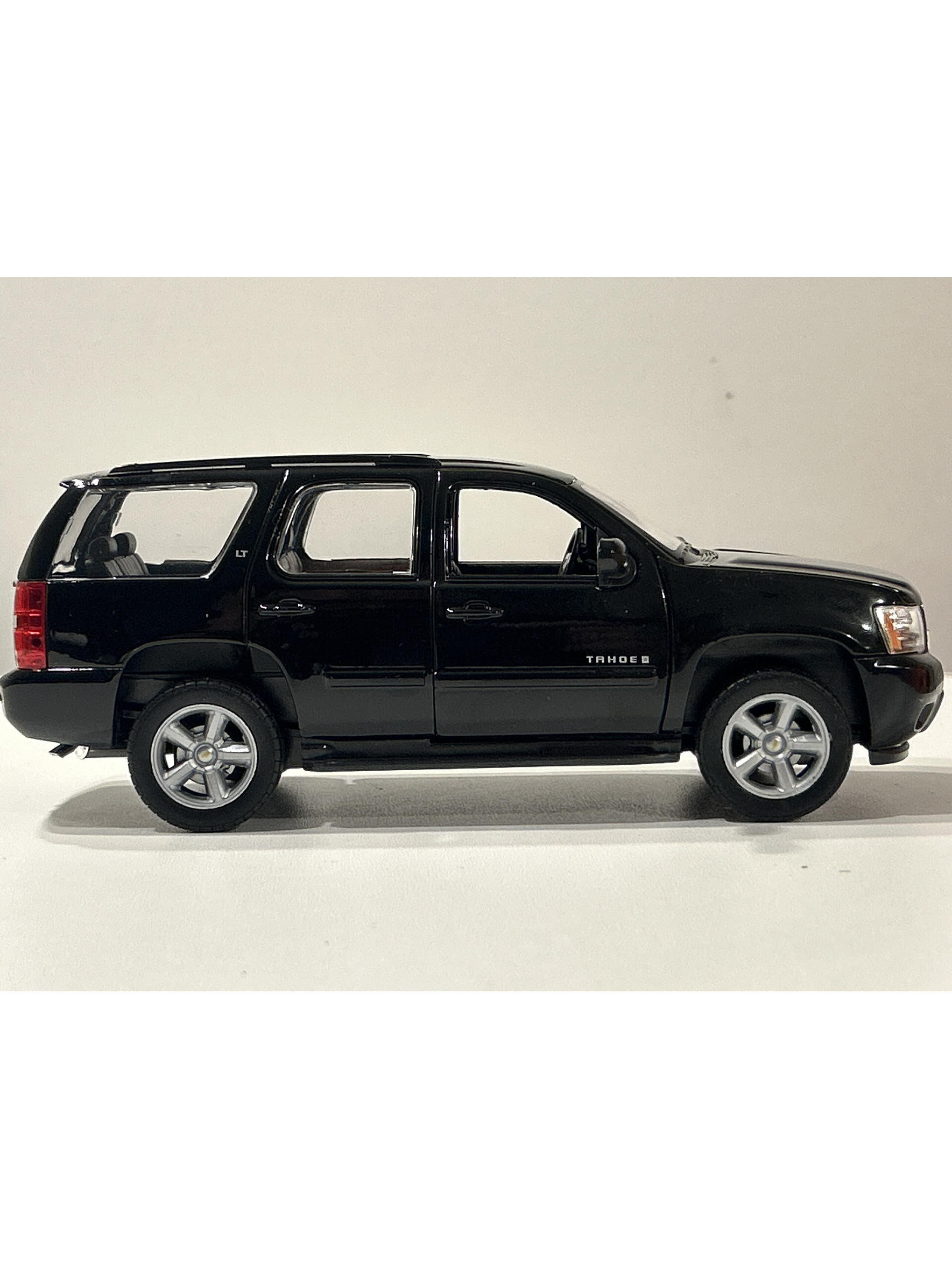 Welly Chevrolet Tahoe LT 2008 1:24 negro – SUV full-size icónica para coleccionistas en Chile | Ruta Nostalgia 4