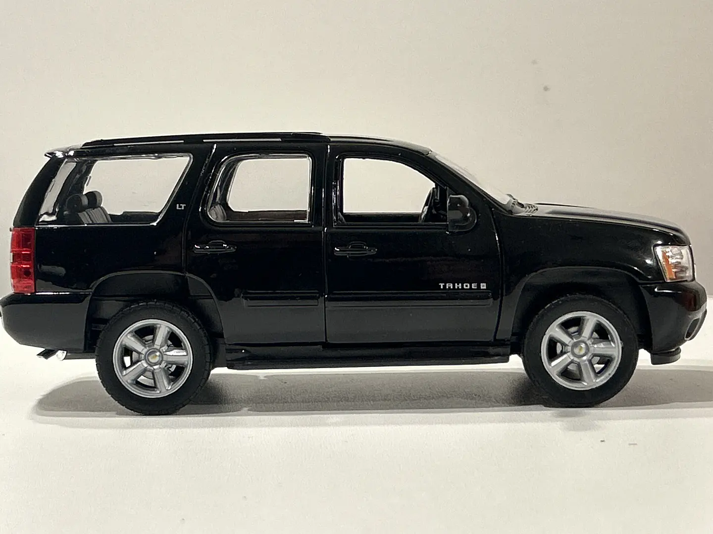Welly Chevrolet Tahoe LT 2008 1:24 negro – SUV full-size icónica para coleccionistas en Chile | Ruta Nostalgia 4